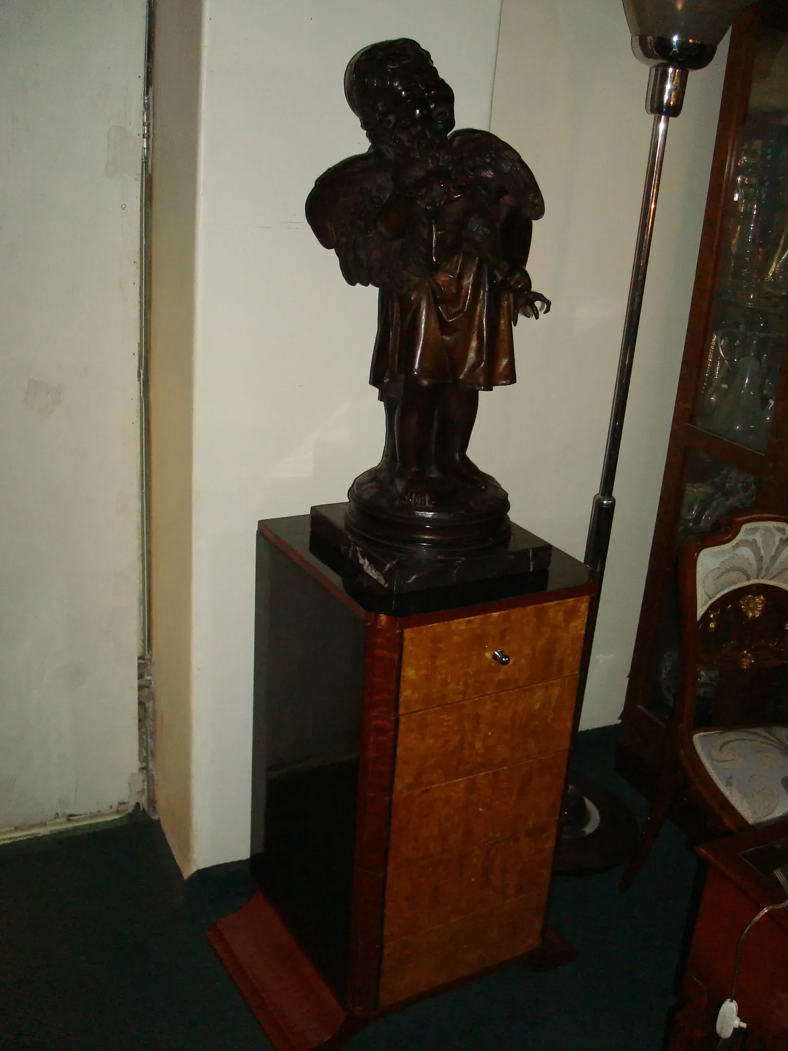 escultura antigua con detalles elaborados de Susse freres foundry en un ambiente clásico