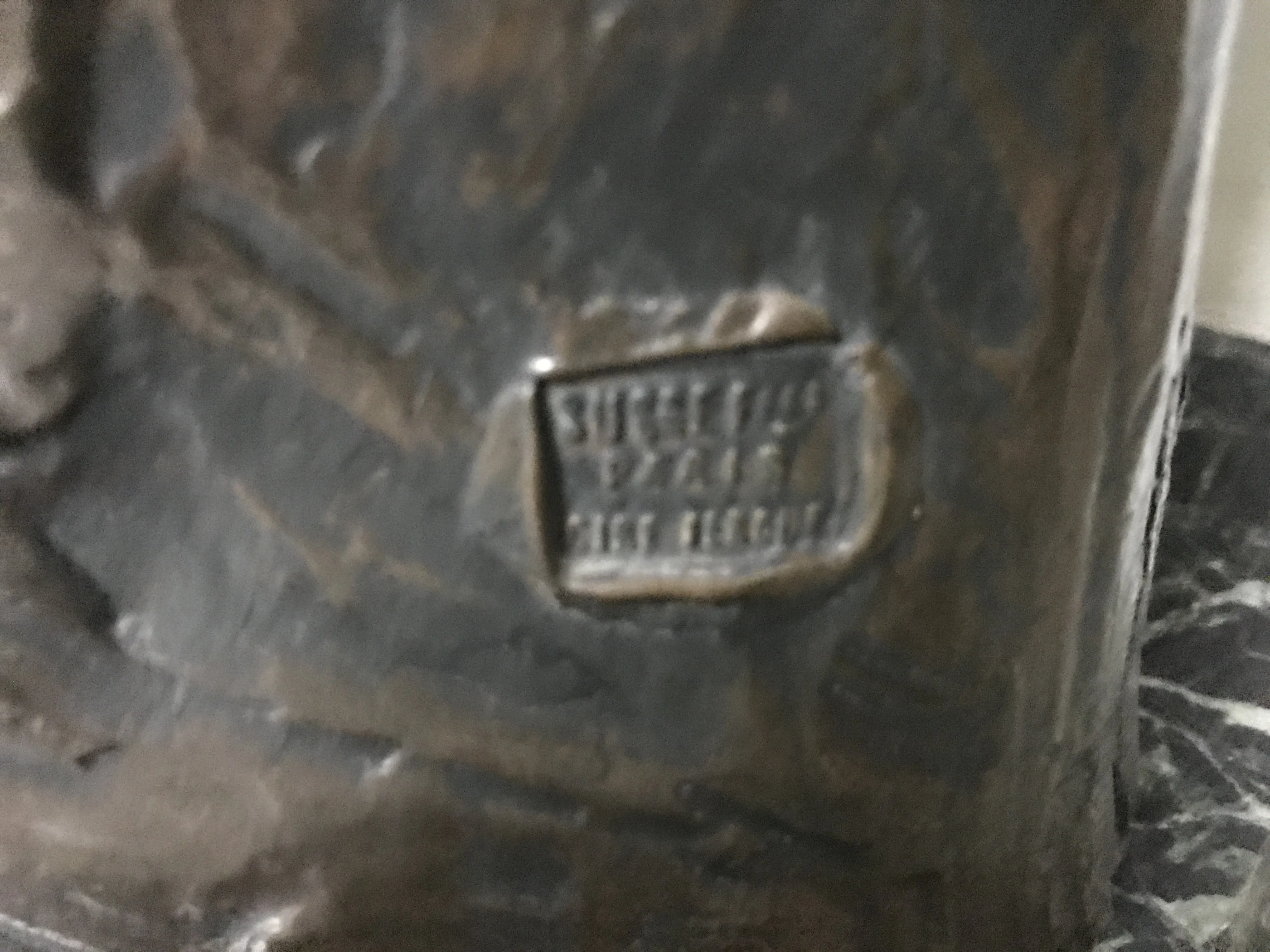 Escultura antigua de Susse Freres con un diseño interesante