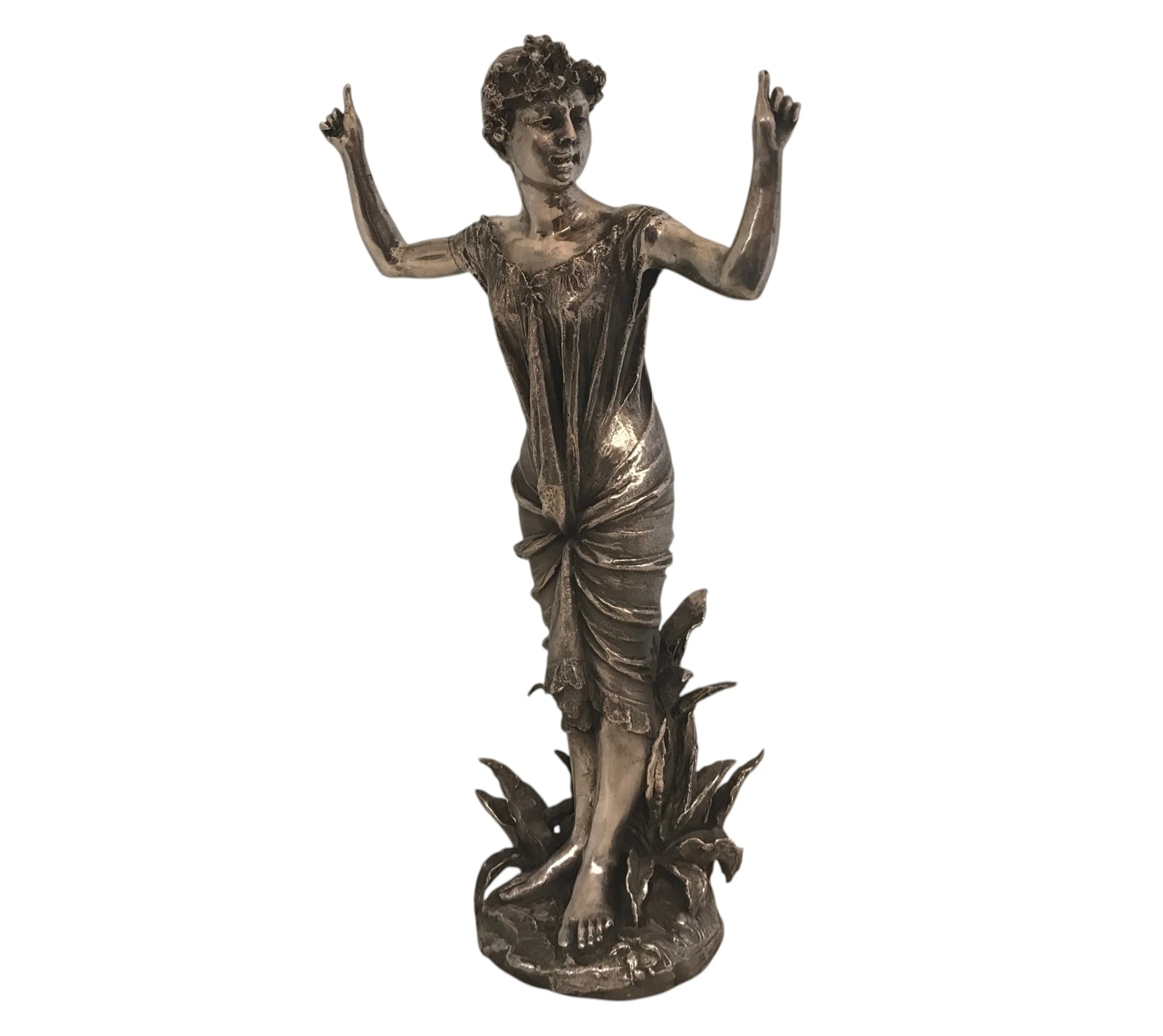 escultura antiga de uma figura feminina em movimento com detalhes