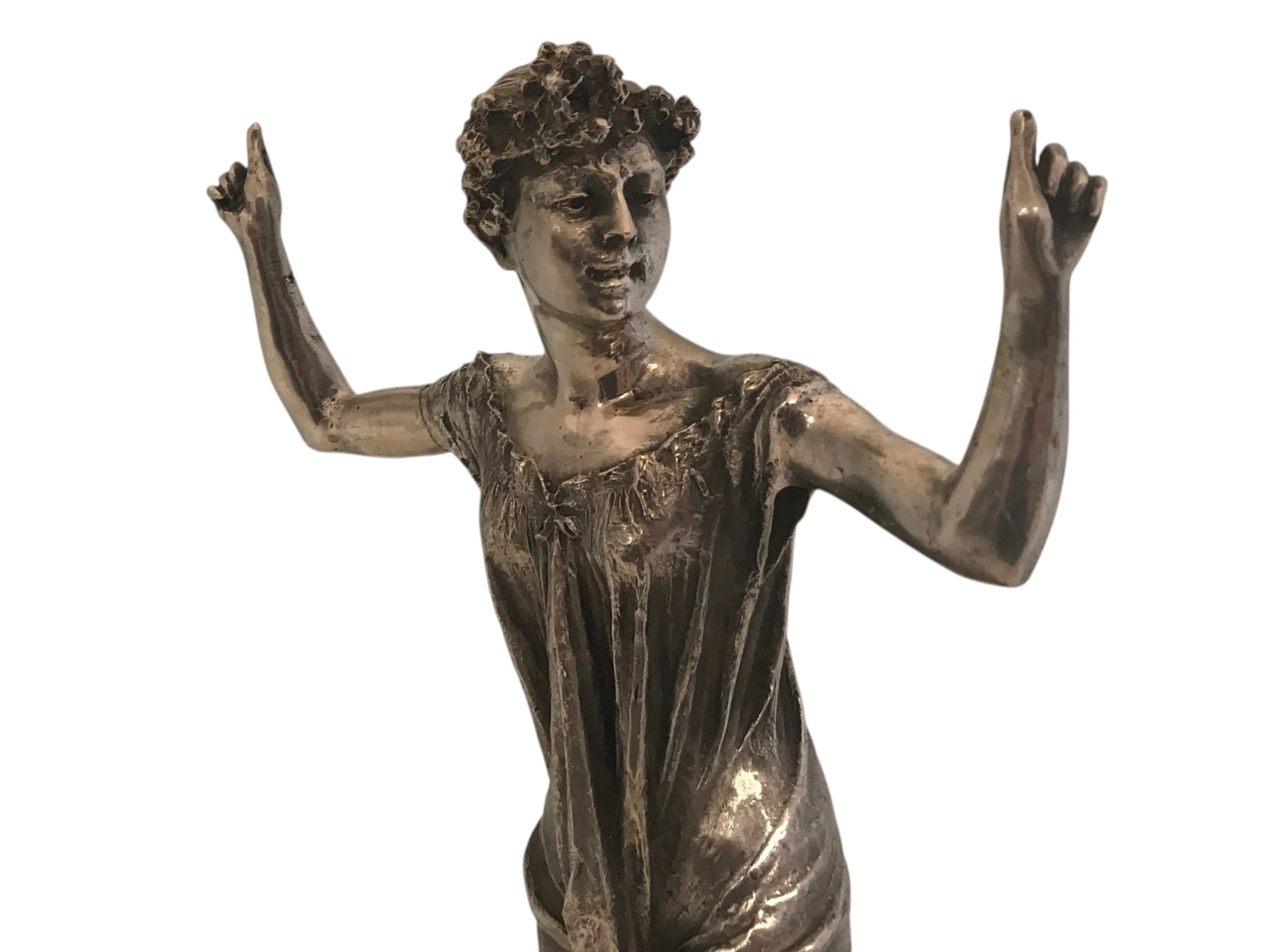 escultura antiquada de uma figura feminina com braços levantados