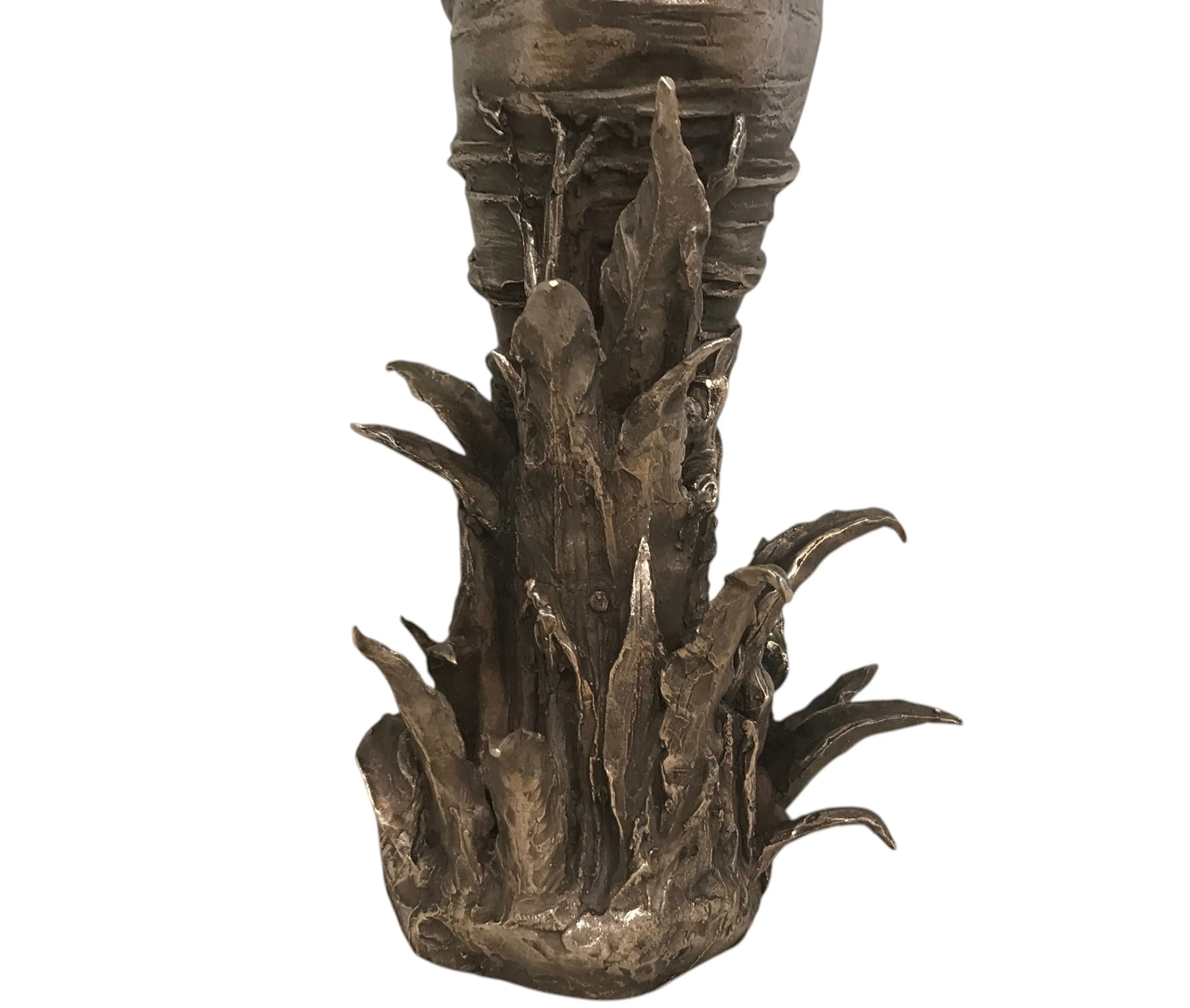 Scultura antica con dettagli naturali alla base.