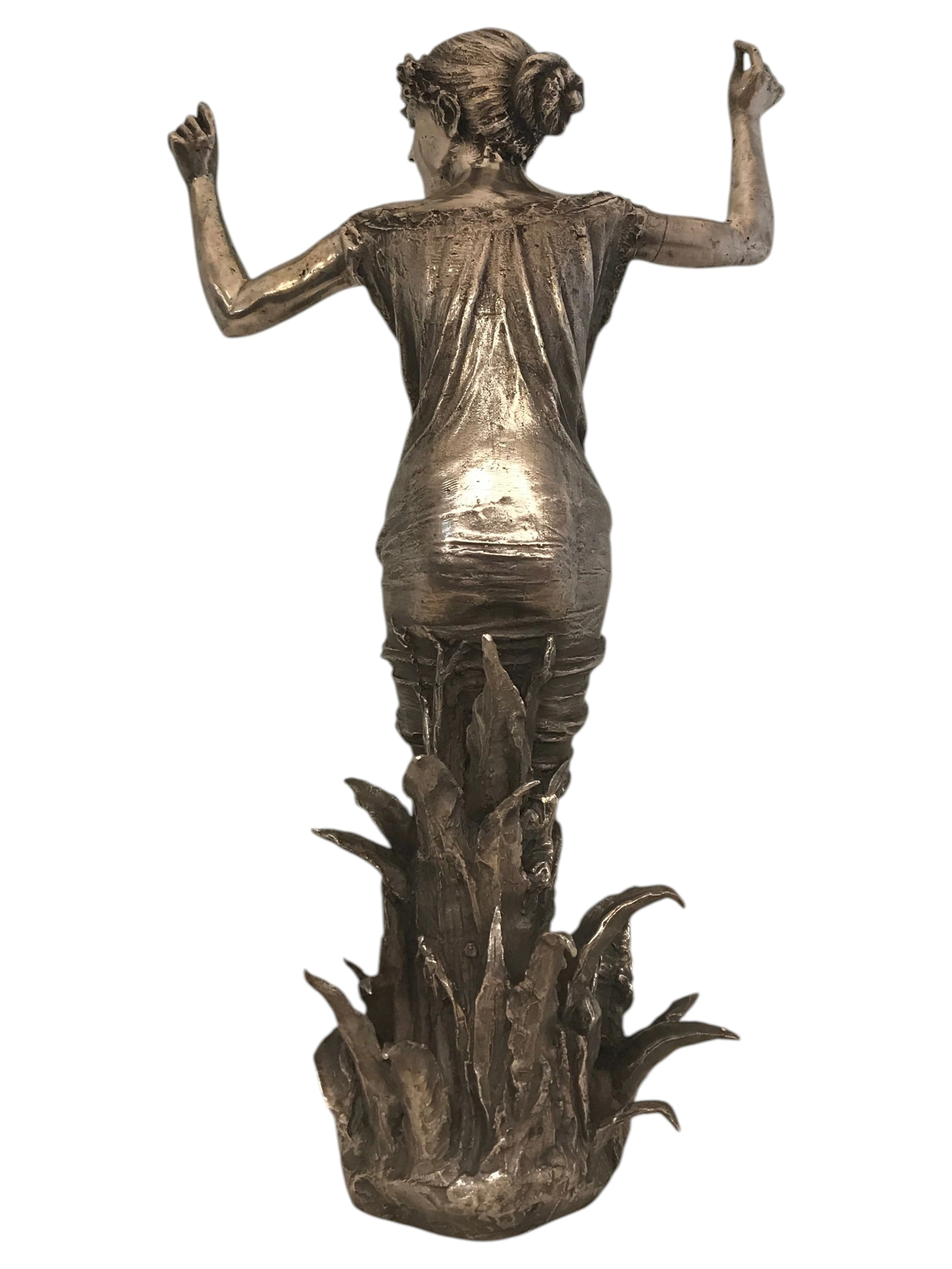 sculpture ancienne de figure féminine dans un environnement naturel