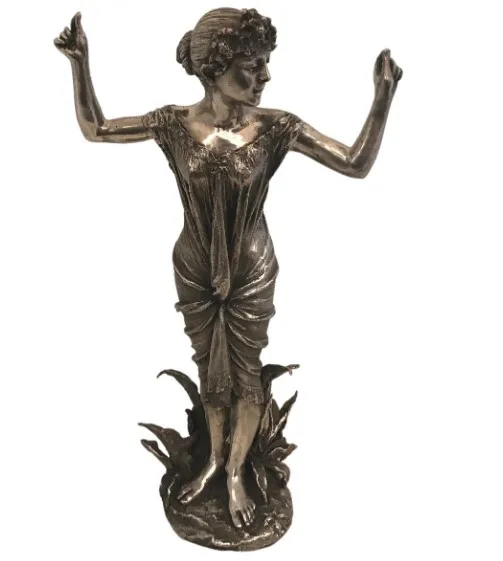 escultura antiga de figura feminina com detalhes sutis