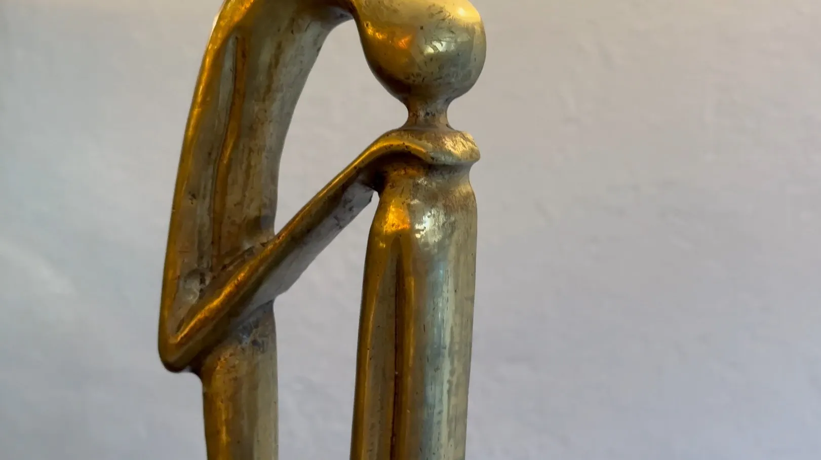 Scultura antica con forma elegante e base decorativa.