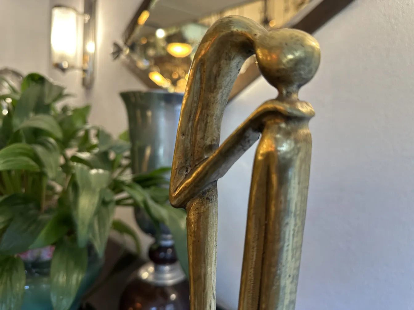 Escultura antiga com forma elegante e base decorativa.