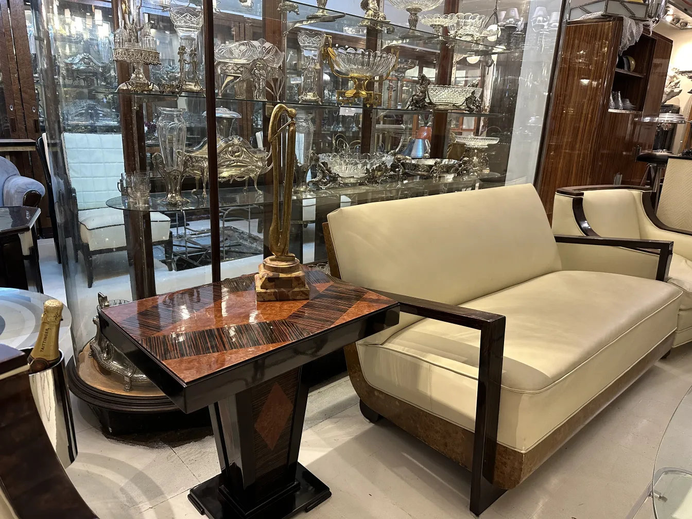 Escultura antiga com forma elegante e base decorativa.