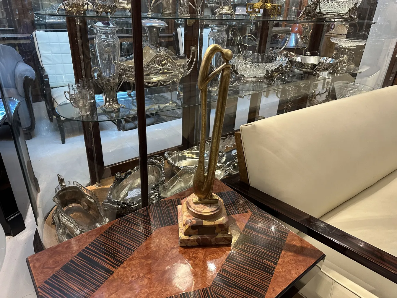 Escultura antiga com forma elegante e base decorativa.