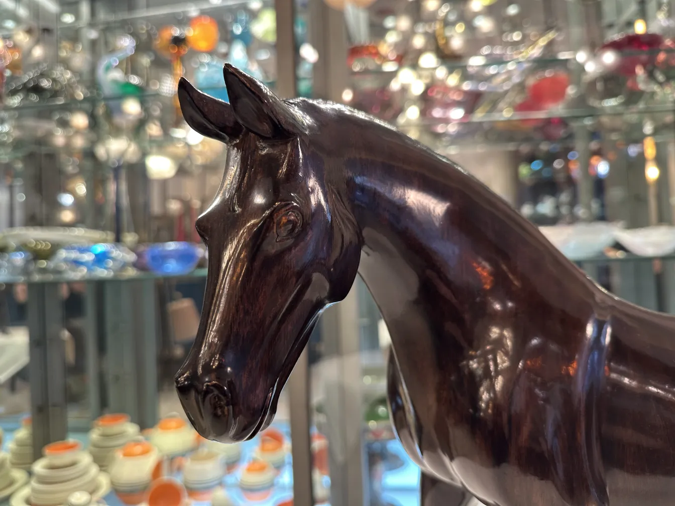 Escultura antigua de un caballo con acabado brillante.