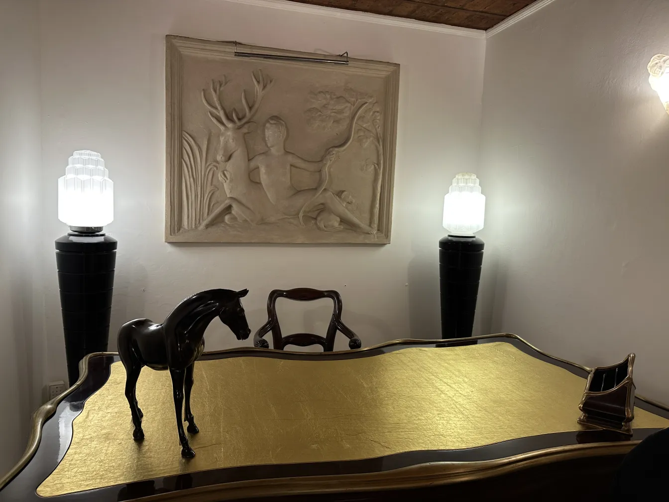 Escultura antiga de um cavalo com acabamento brilhante.