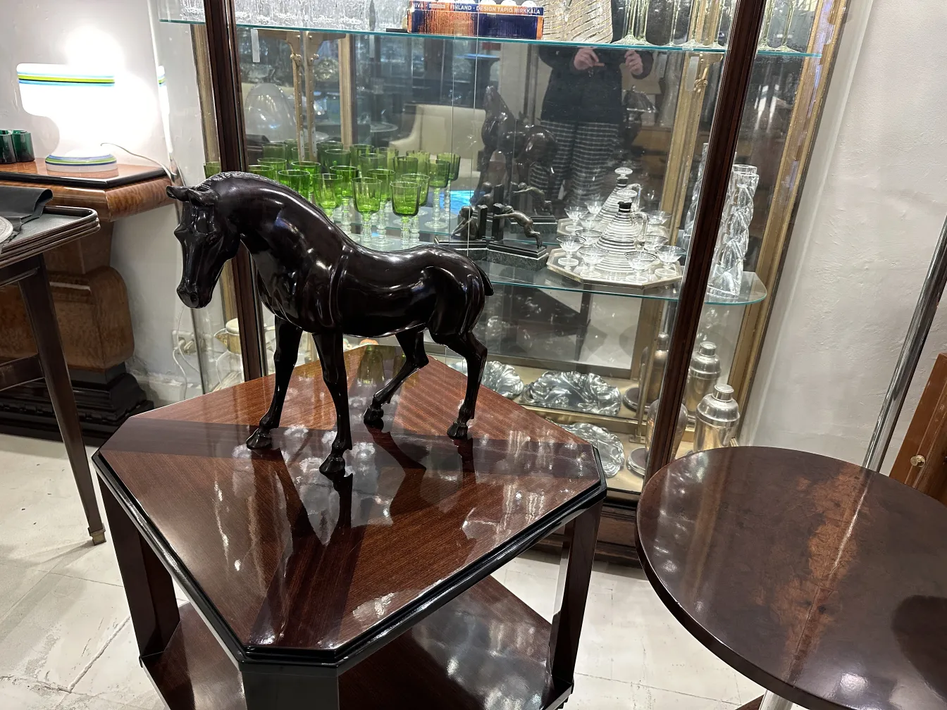 Scultura antica di un cavallo con superficie lucida.