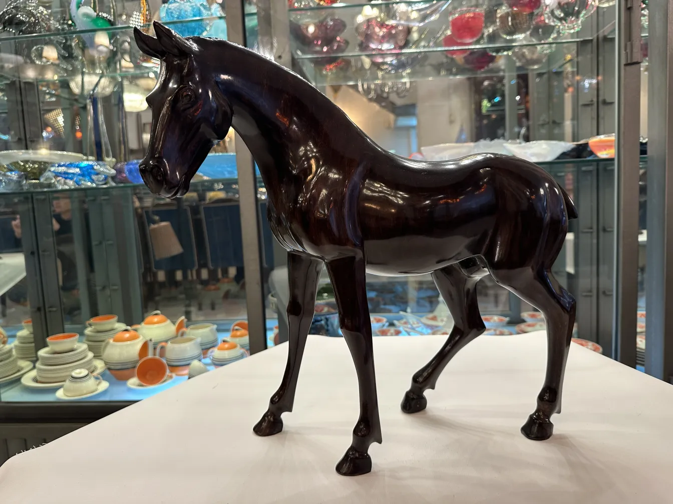 Scultura antica di un cavallo con superficie lucida.