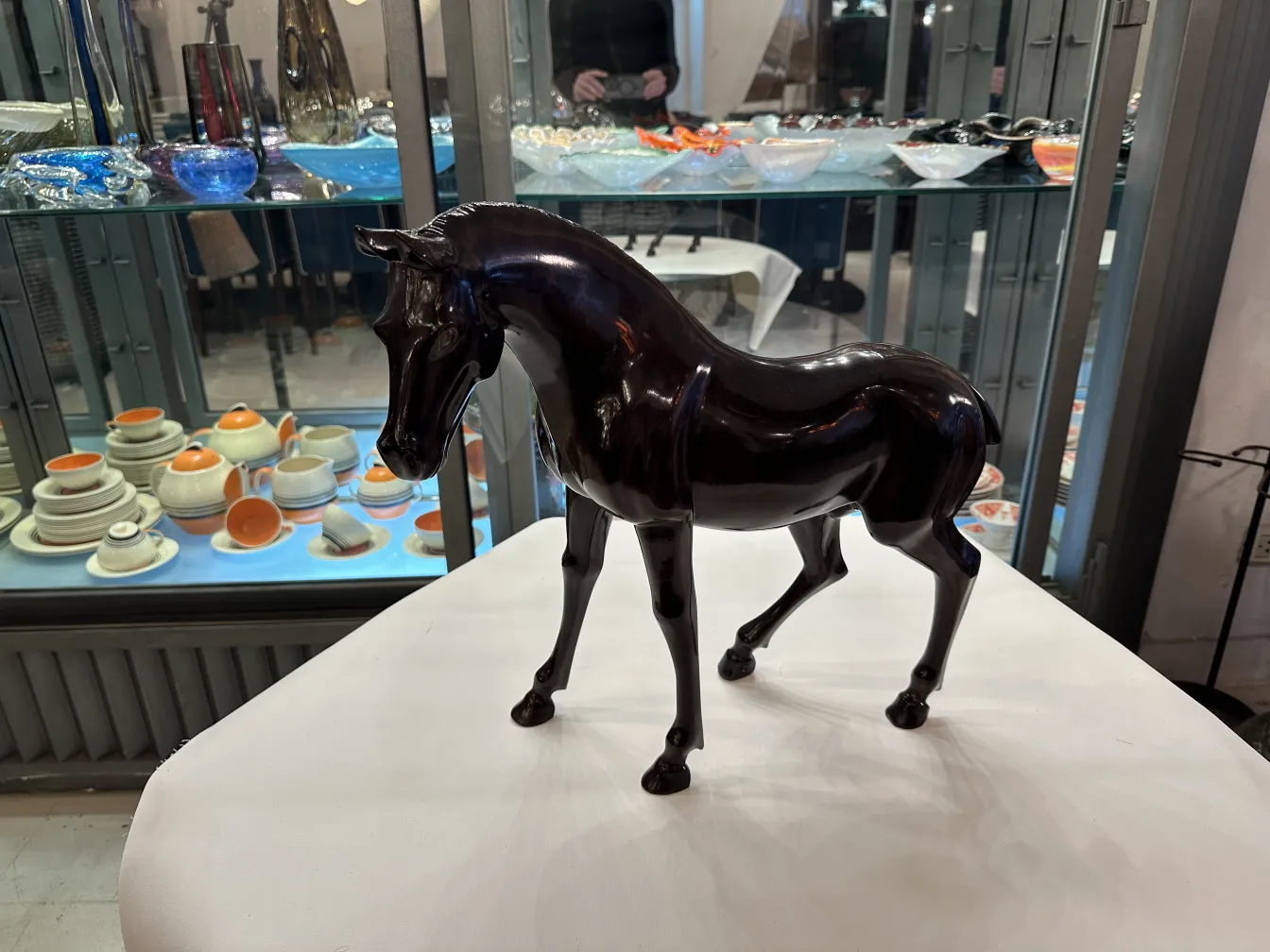光沢のある仕上げの古代の馬の彫刻。