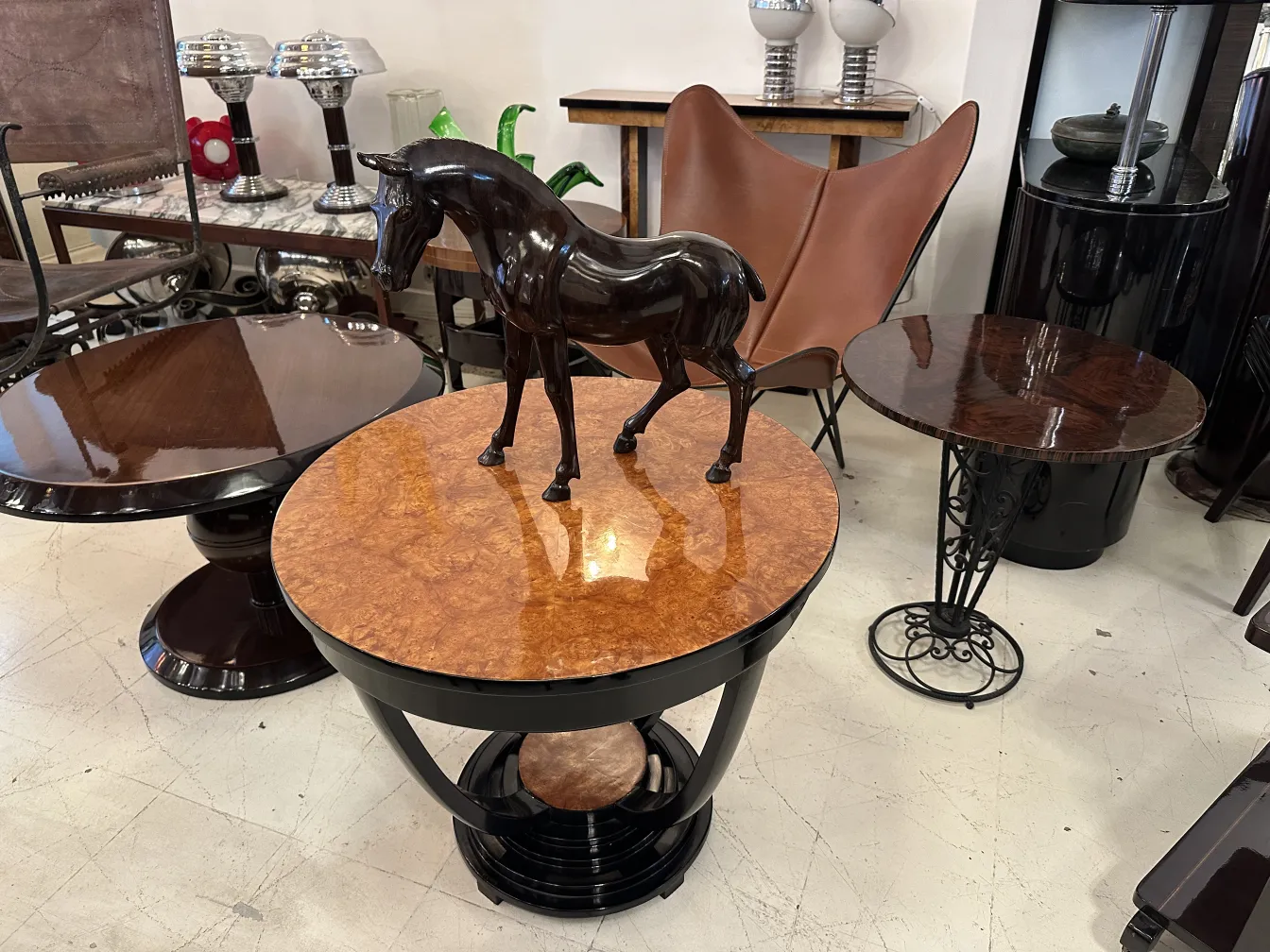 Scultura antica di un cavallo con superficie lucida.