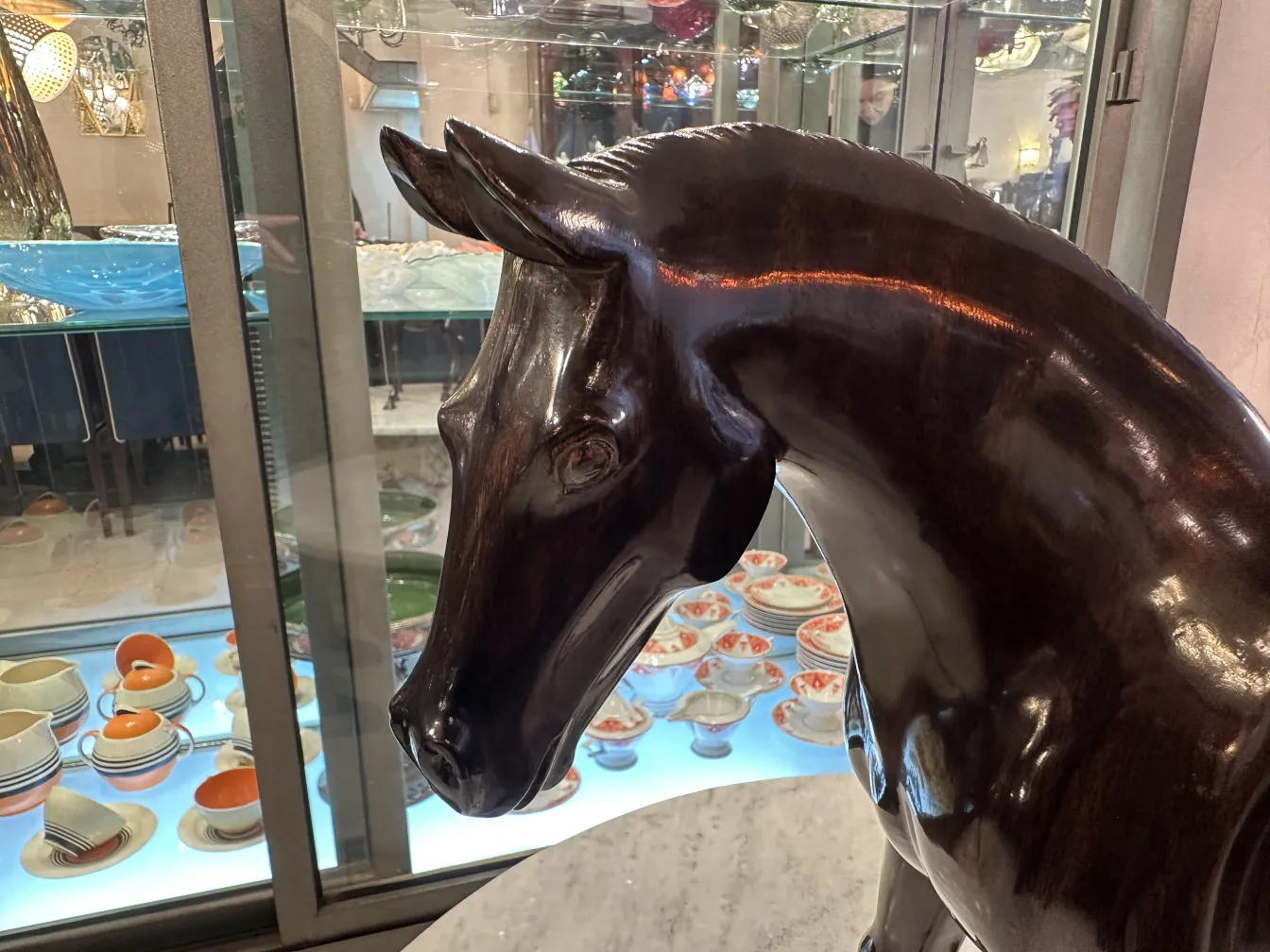Scultura antica di un cavallo con superficie lucida.