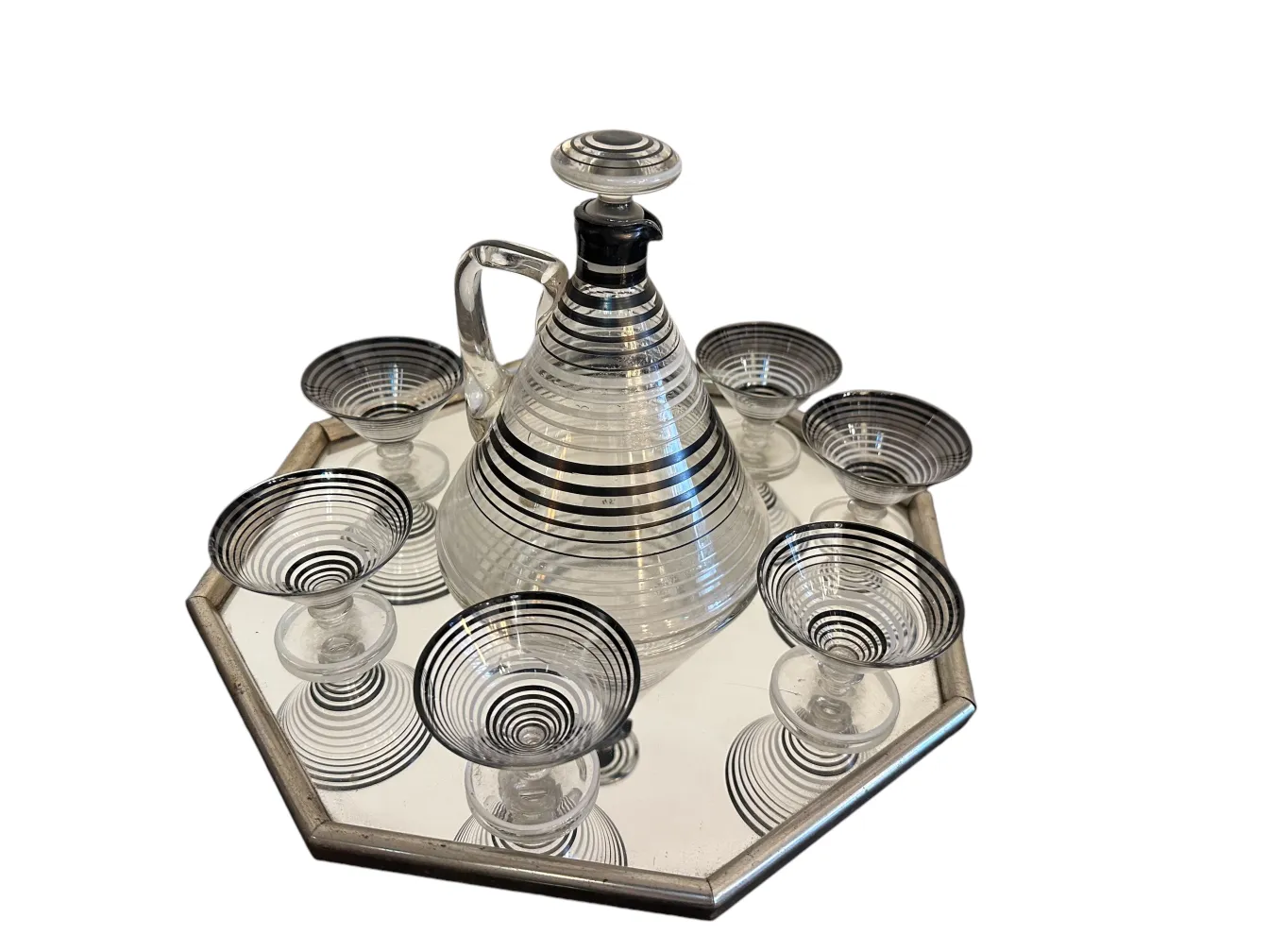 carafe ancienne avec 6 verres rayés sur un plateau