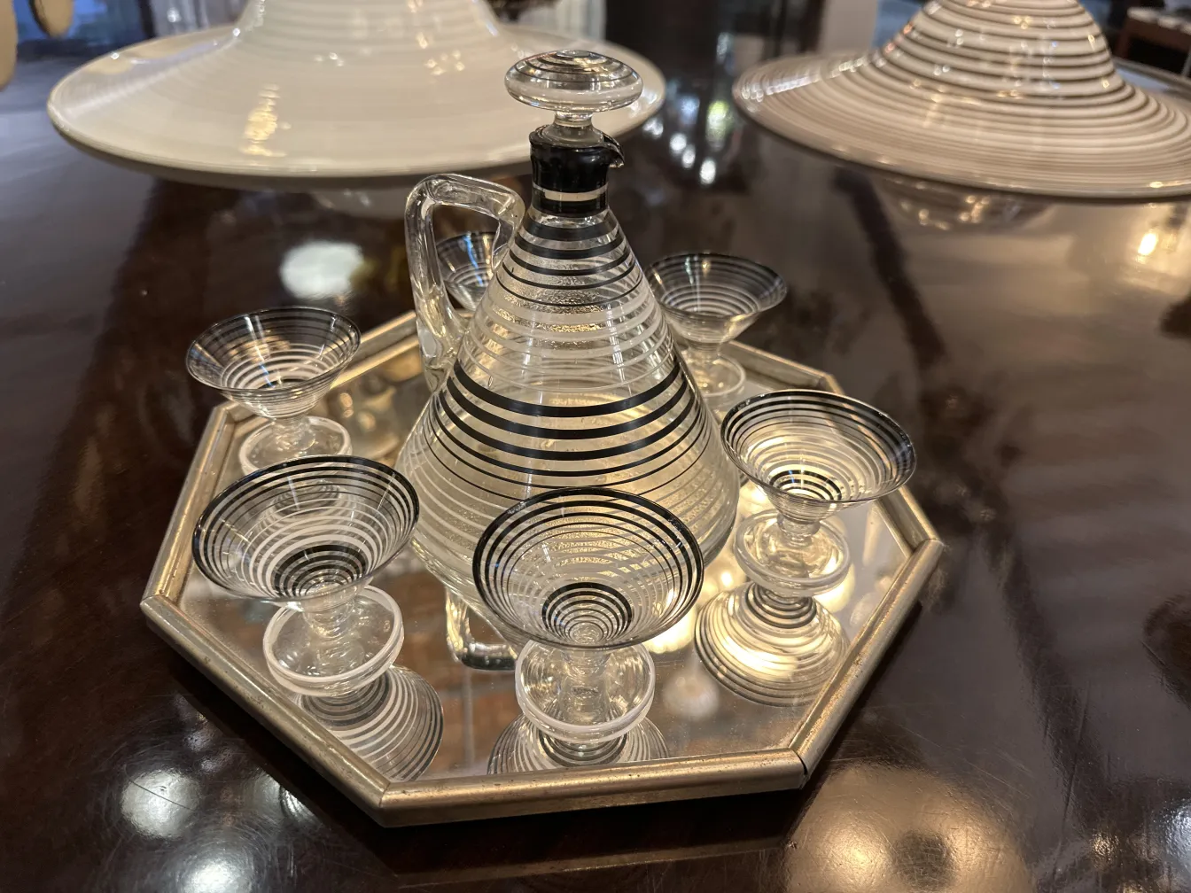 carafe ancienne avec 6 verres rayés sur un plateau