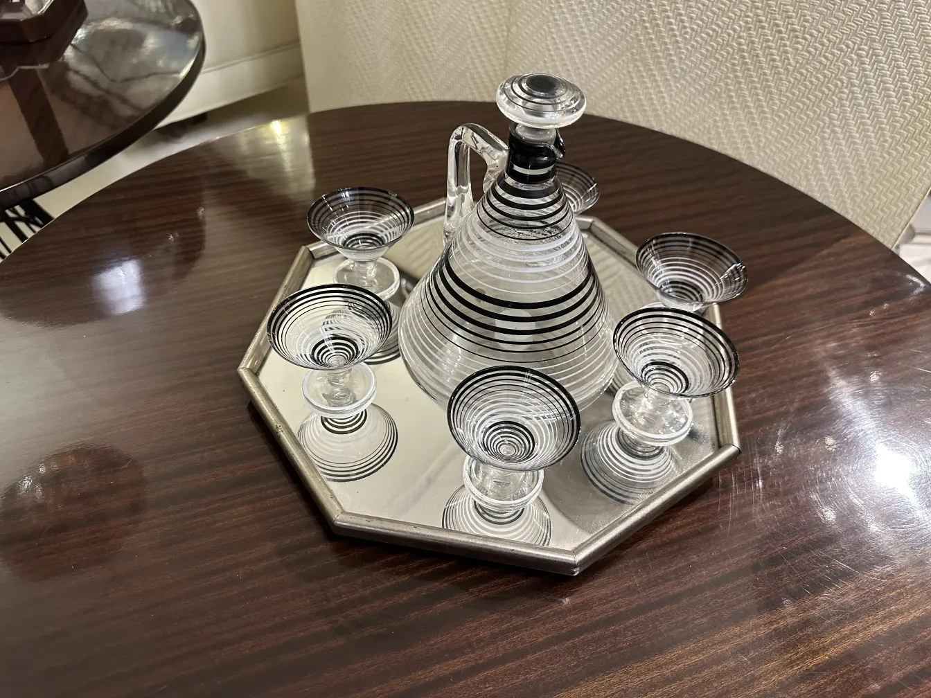 carafe ancienne avec 6 verres rayés sur un plateau