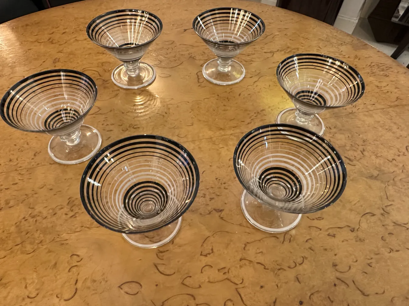 carafe ancienne avec 6 verres rayés sur un plateau