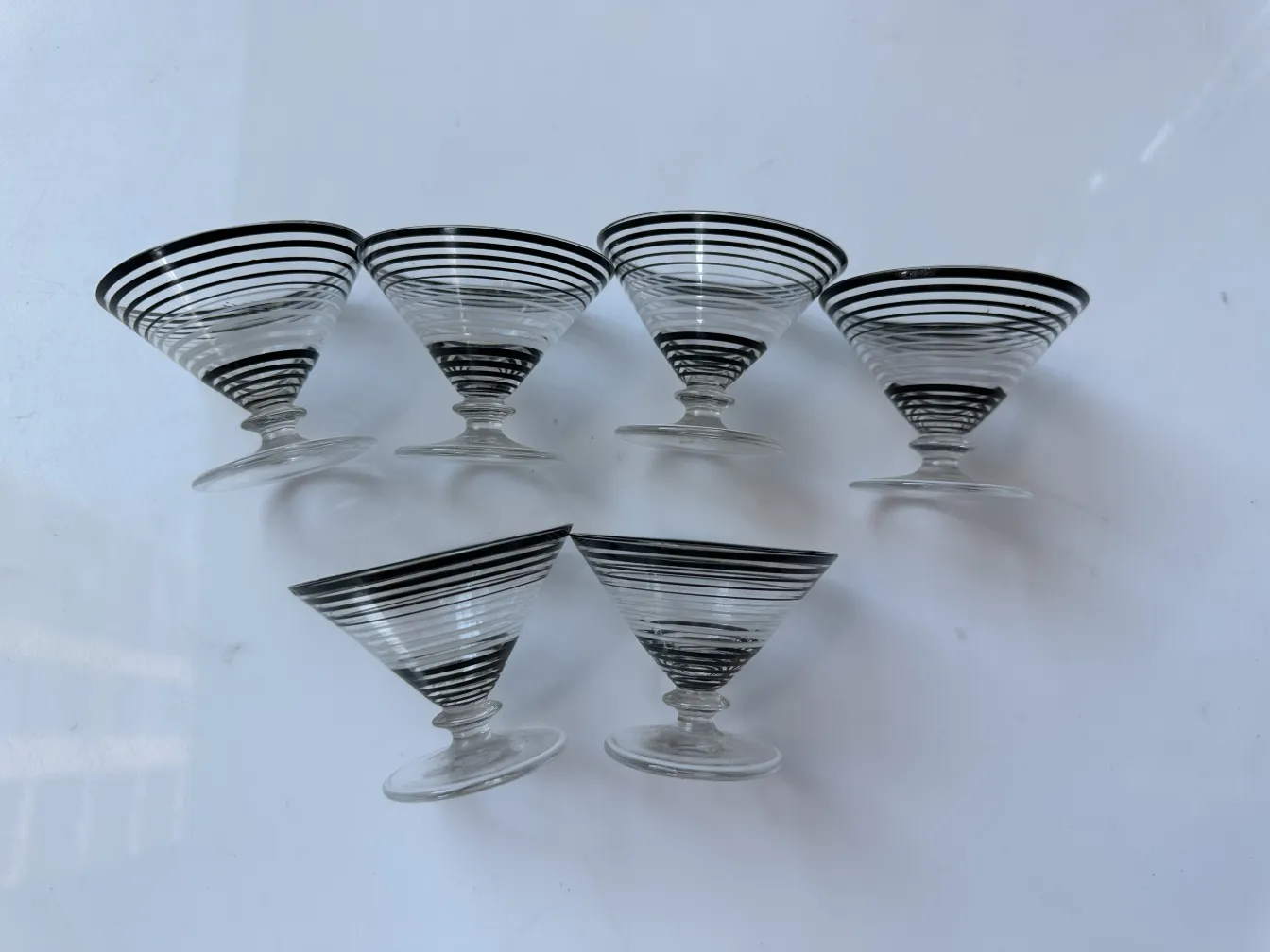 carafe ancienne avec 6 verres rayés sur un plateau