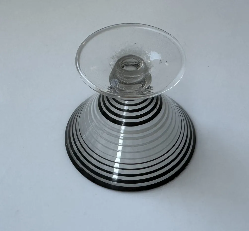 carafe ancienne avec 6 verres rayés sur un plateau