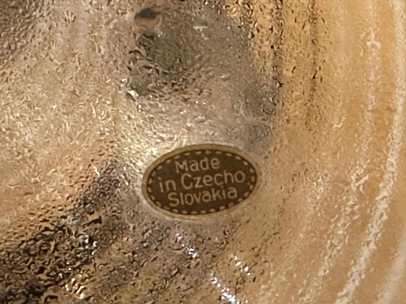 carafe ancienne avec 6 verres rayés sur un plateau