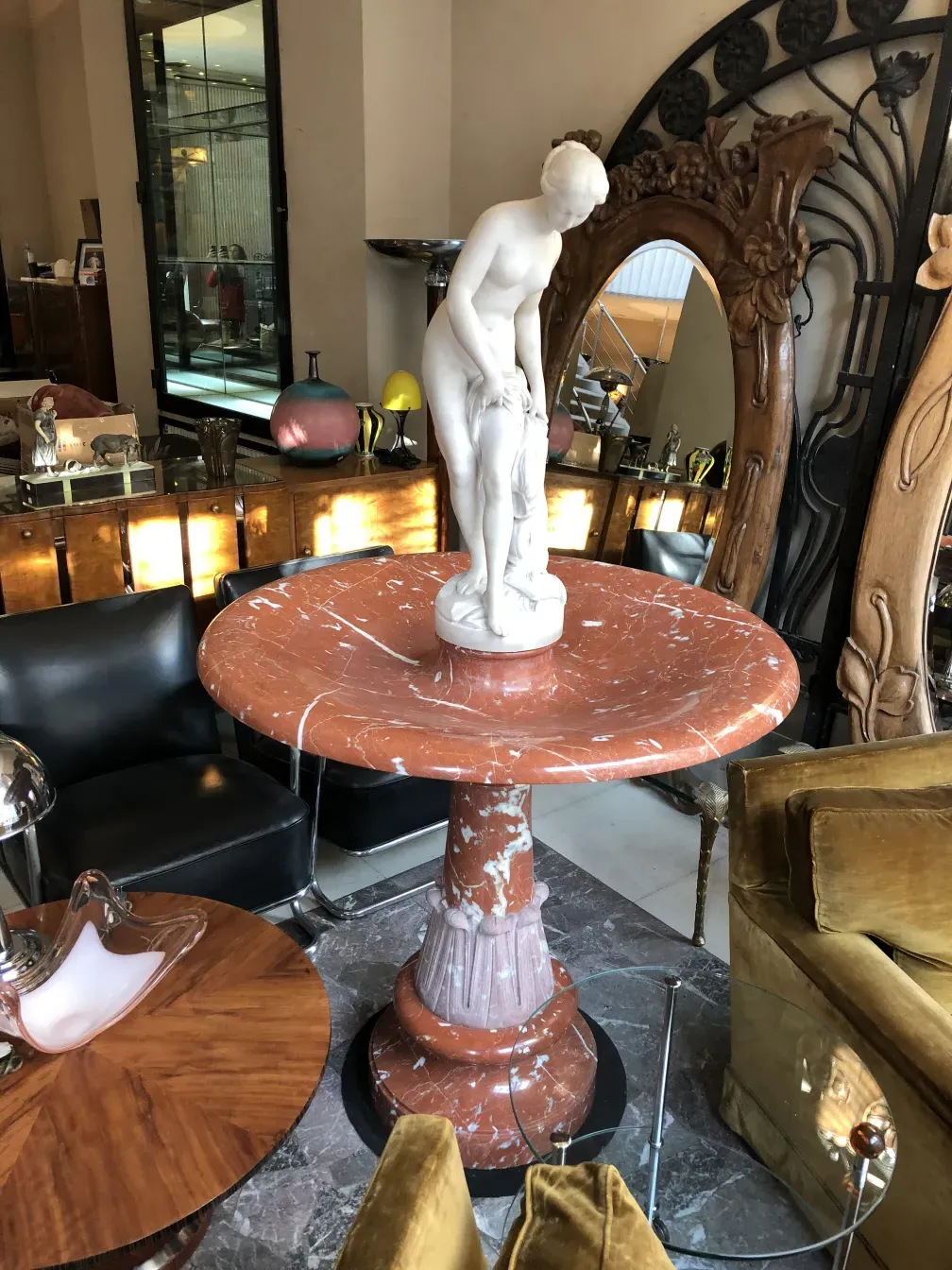 fontaine art nouveau ancienne avec sculpture de figure humaine, dans un cadre élégant