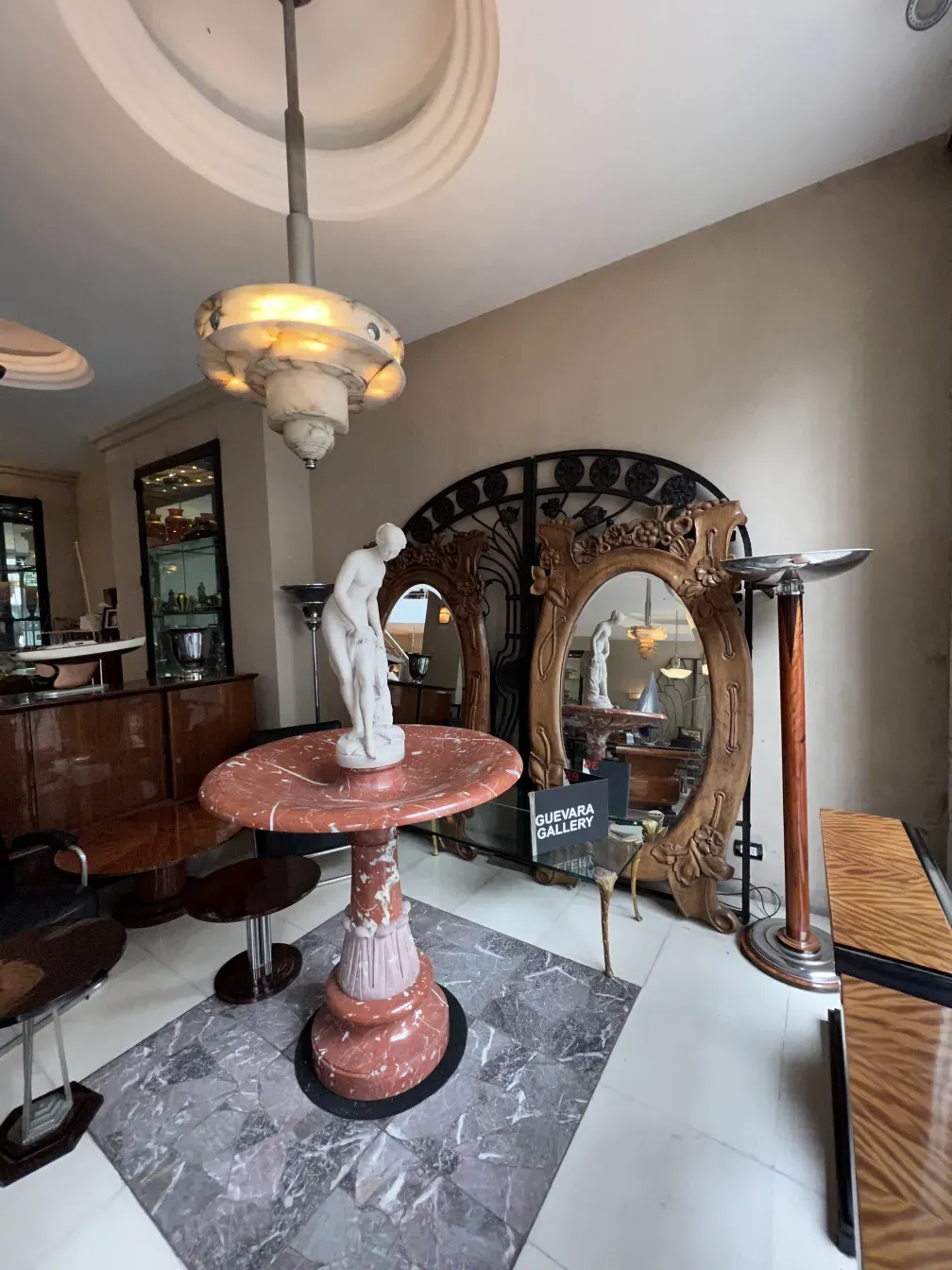 Antigua fuente de estilo clásico Art Nouveau en un ambiente elegante, con figura central