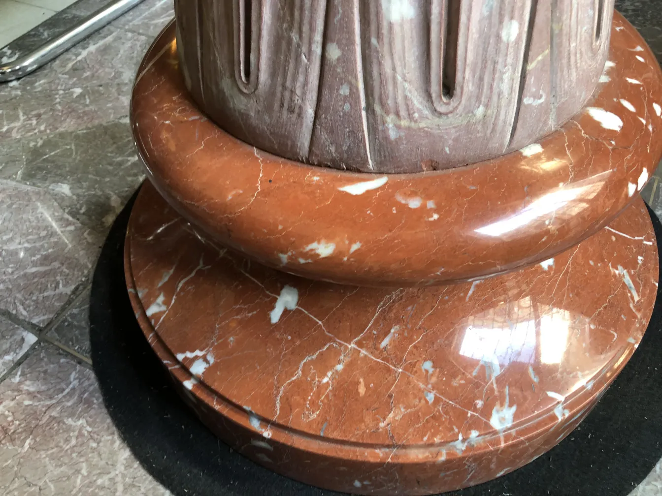 fontaine ancienne décorative avec design art nouveau, base ronde et détails sculptés