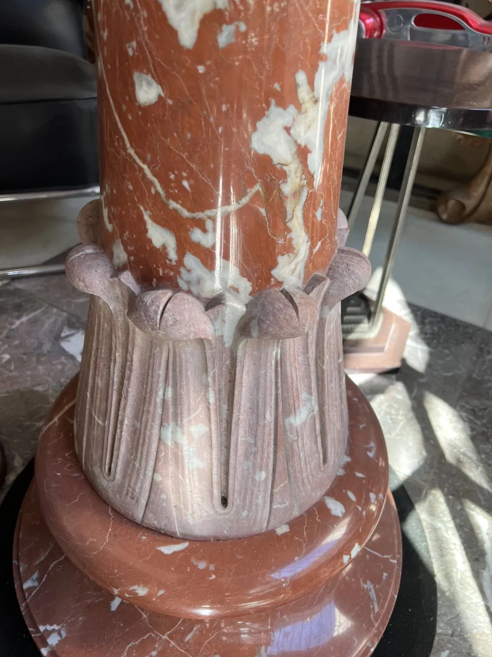 Antike dekorative Brunnen im Art Nouveau-Stil, warme Farben
