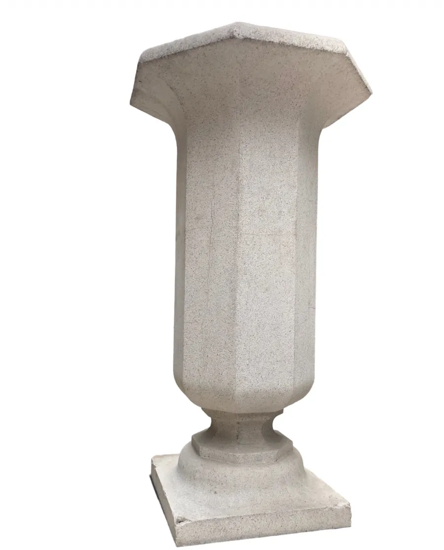 Calice decorativo antico di forma ottagonale con base solida.