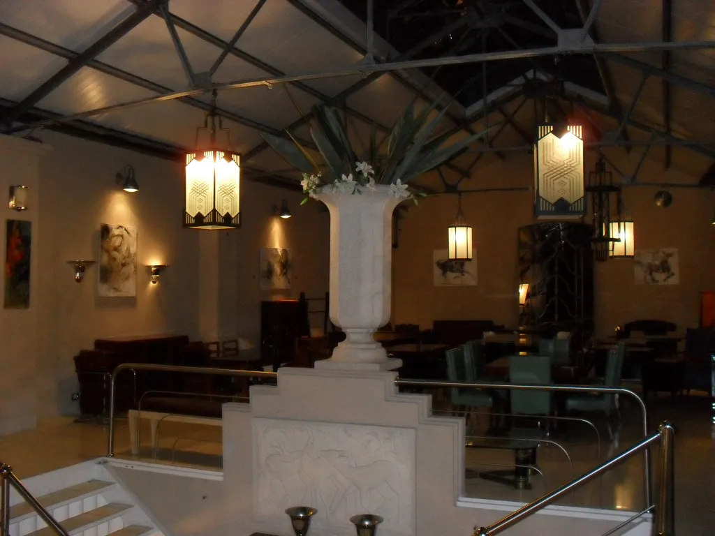 Cálice decorativo antigo em ambiente de restaurante com elementos de design elegante.