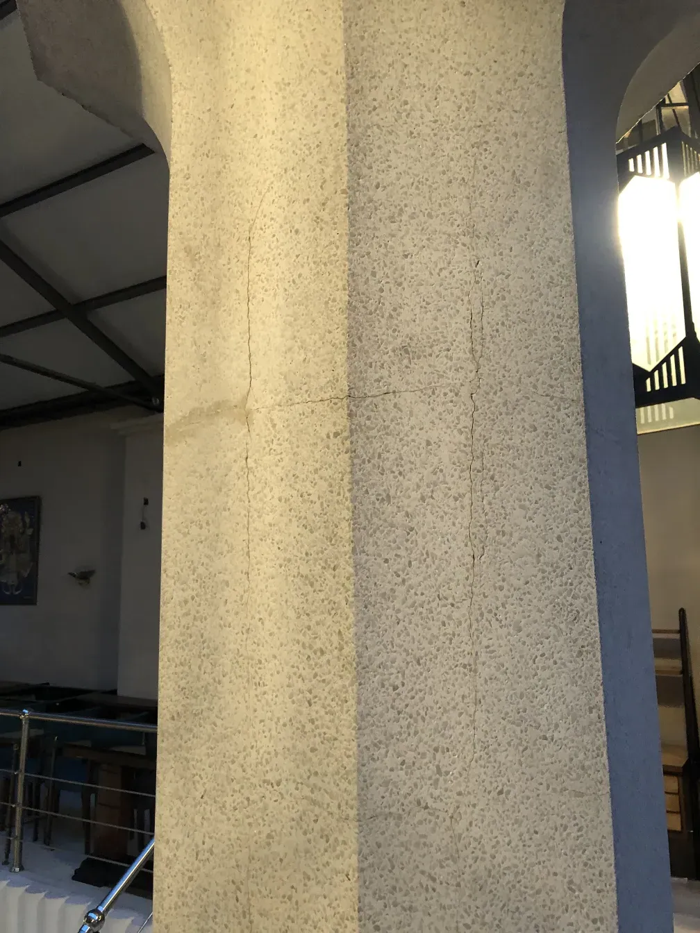 antik dekorativer Kelch in einem hellen Innenraum