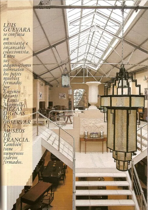 cálice decorativo antigo em um ambiente elegante com móveis finos