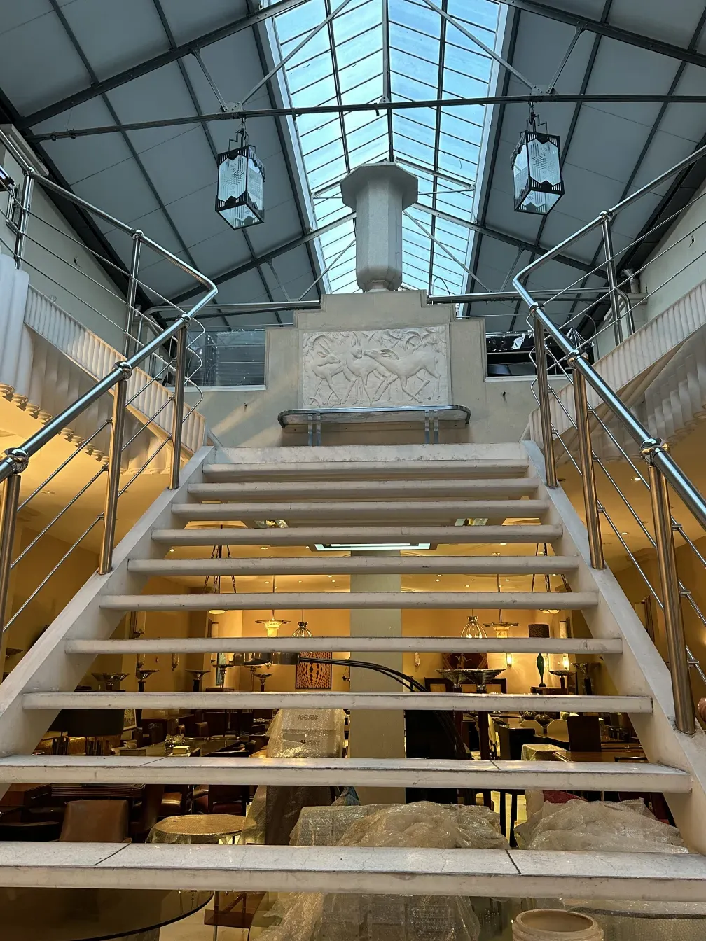copón decorativo antiguo en una elegante casa con escaleras
