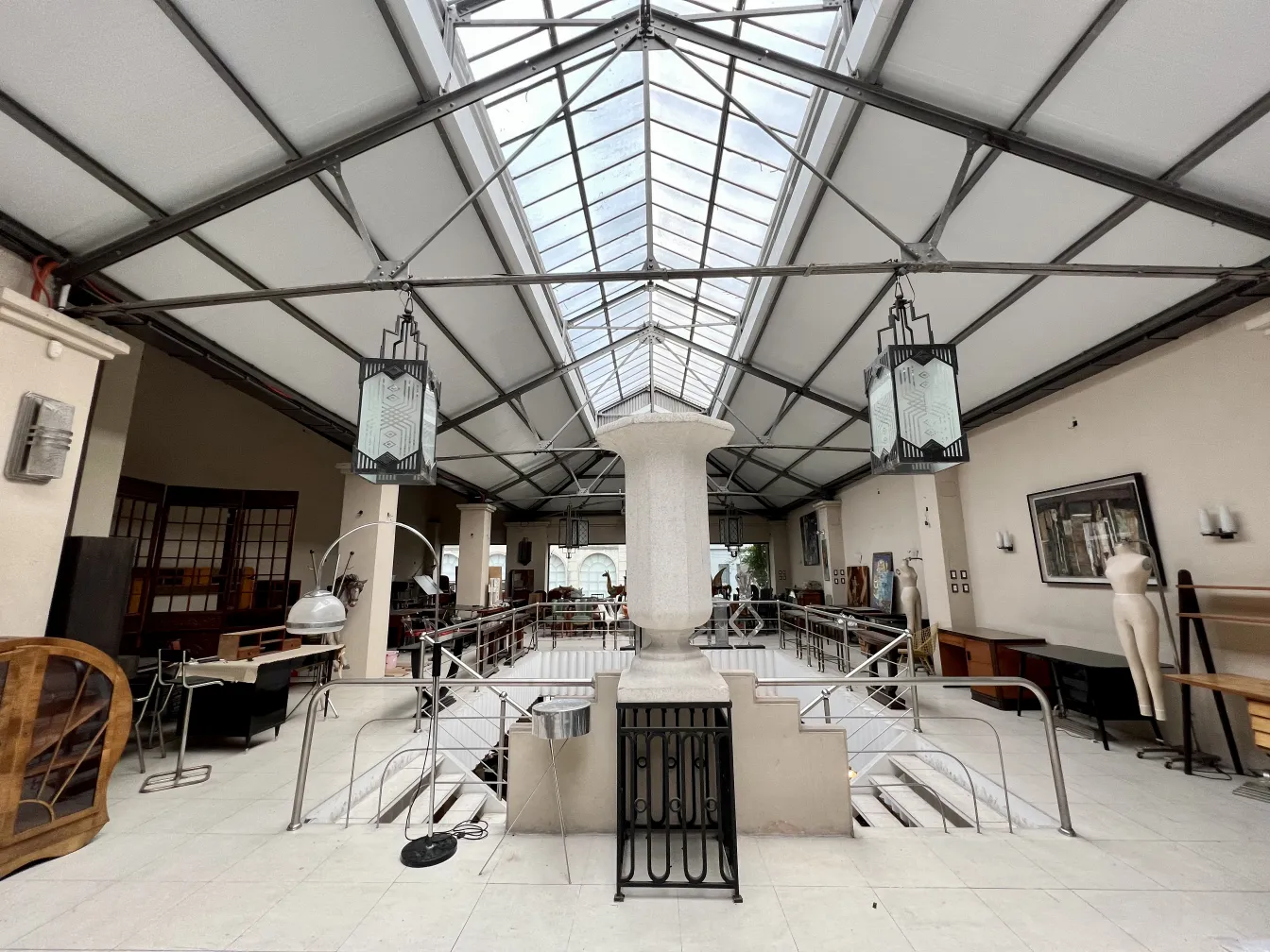 ancien calice décoratif en exposition avec des lumières suspendues
