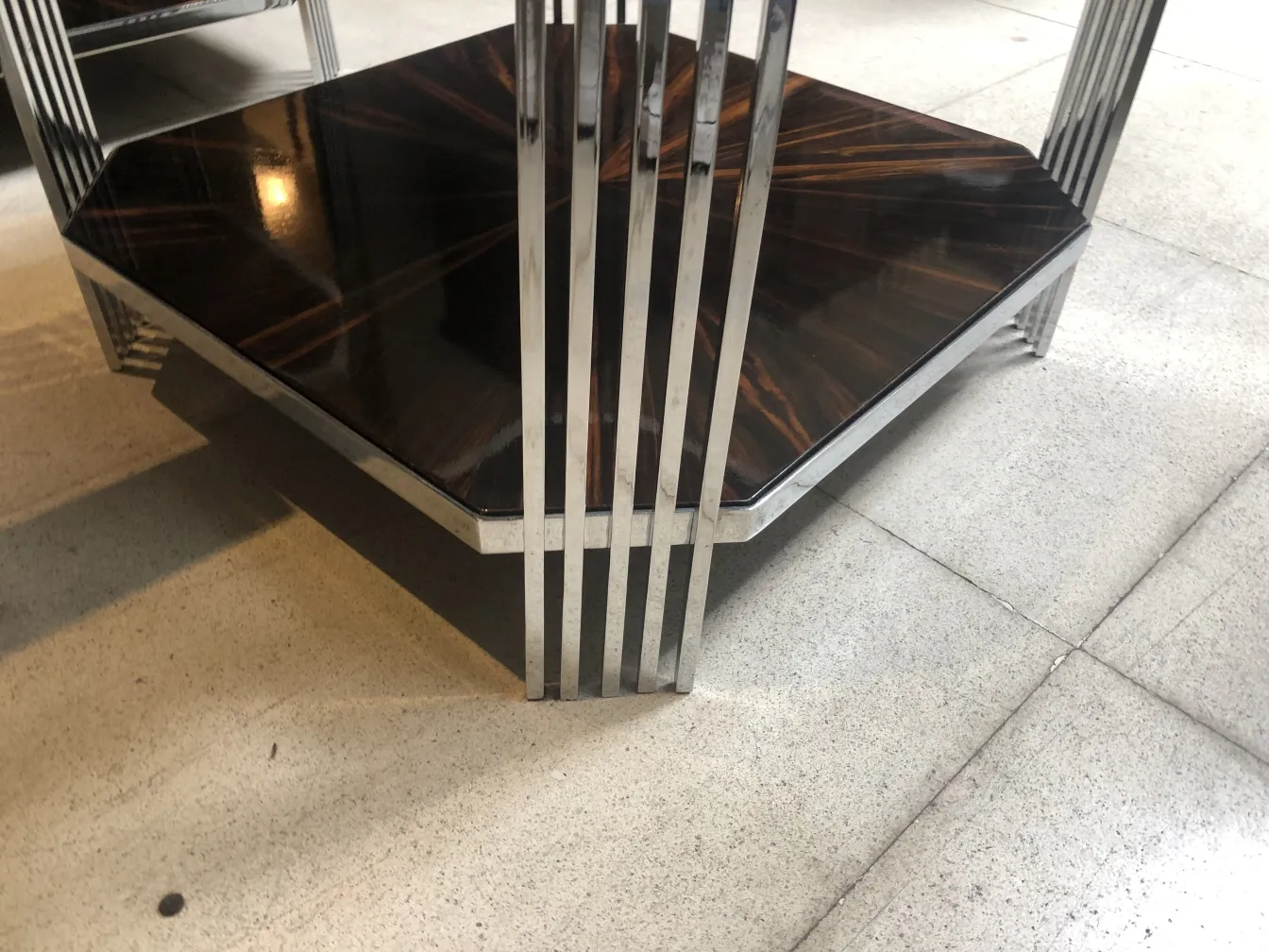Vista de 2 mesitas antiguas con diseño elegante en un ambiente minimalista