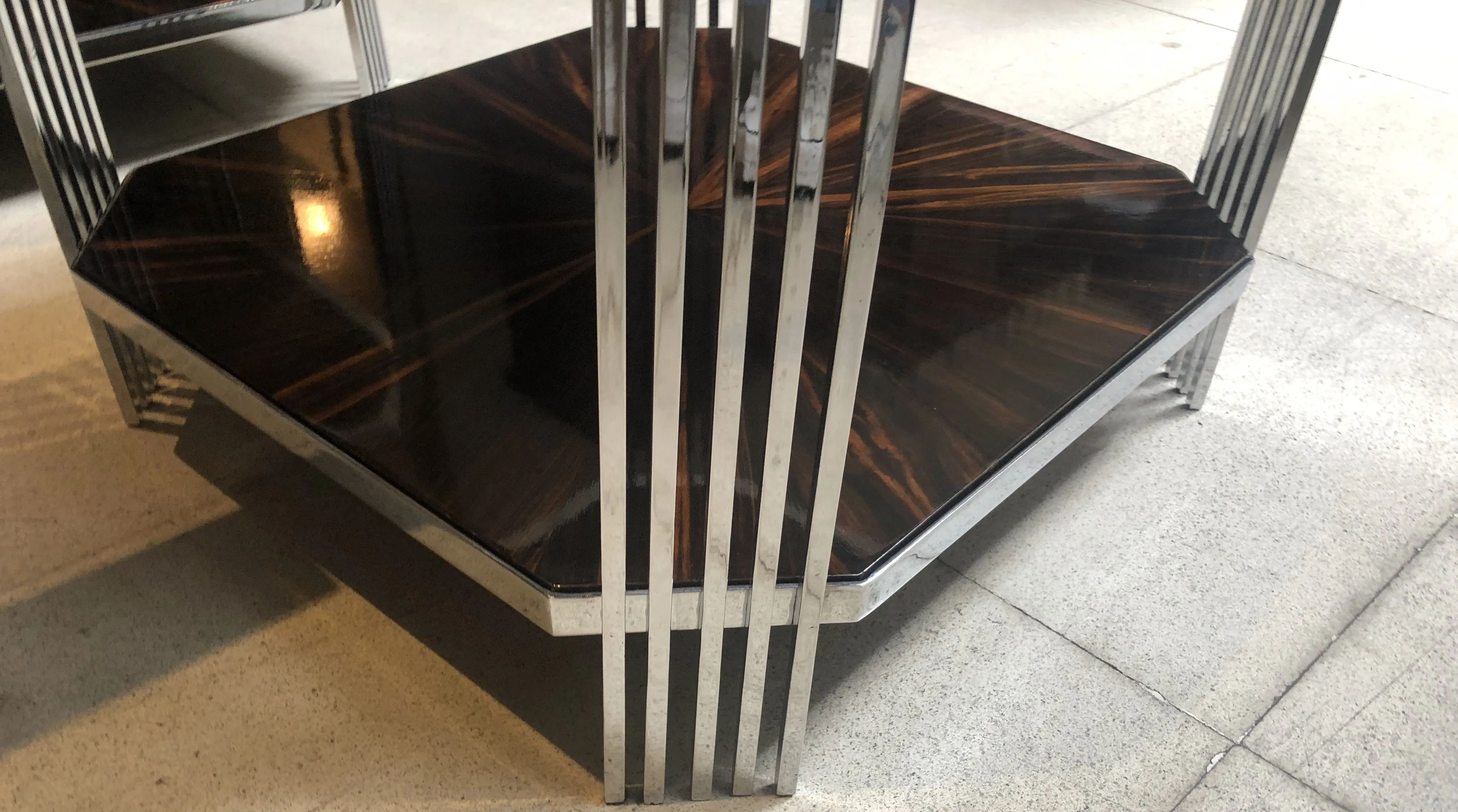 duas mesas de centro antigas com design elegante no ambiente