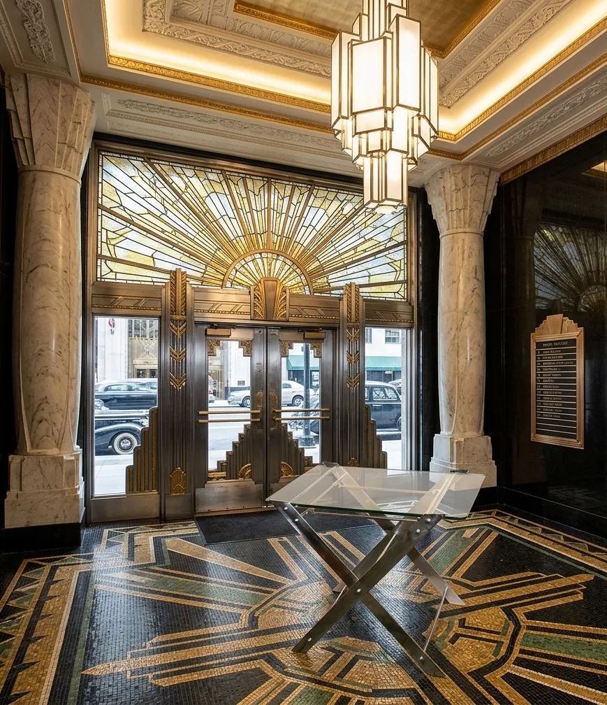 2 antike kleine tische in einer eleganten lobby mit architektonischen details