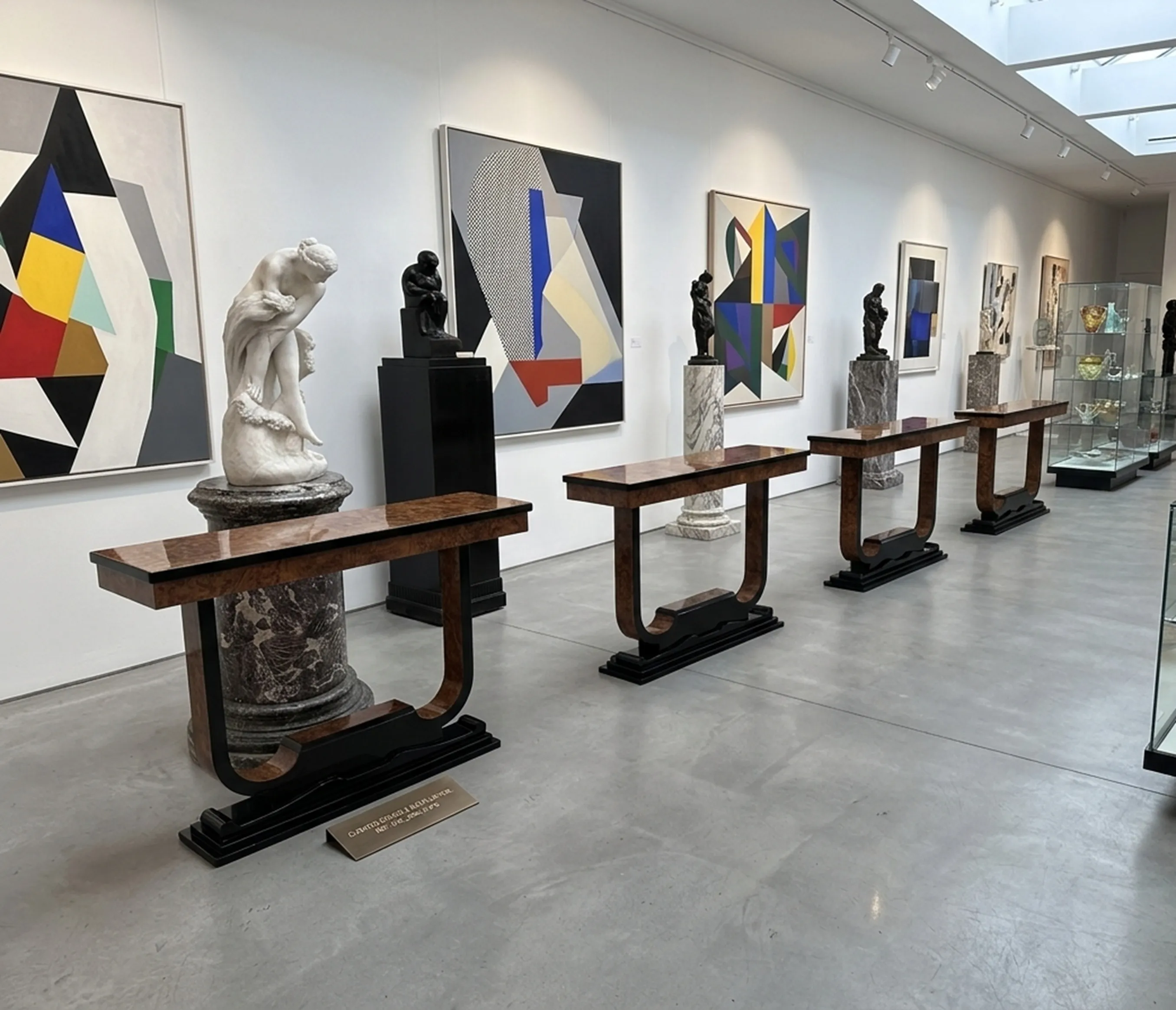彫刻や絵画があるギャラリーにある4つの古いコンソールテーブル