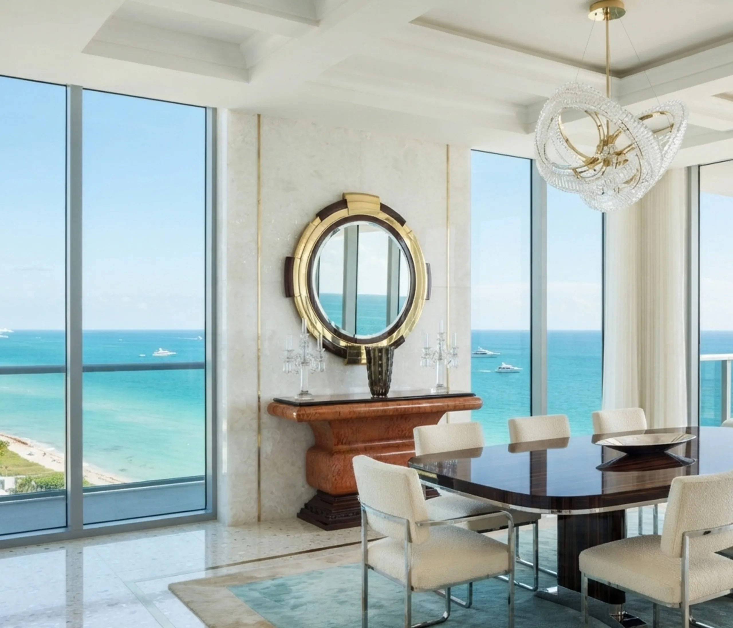 due consolle antiche in un ambiente elegante con vista sul mare