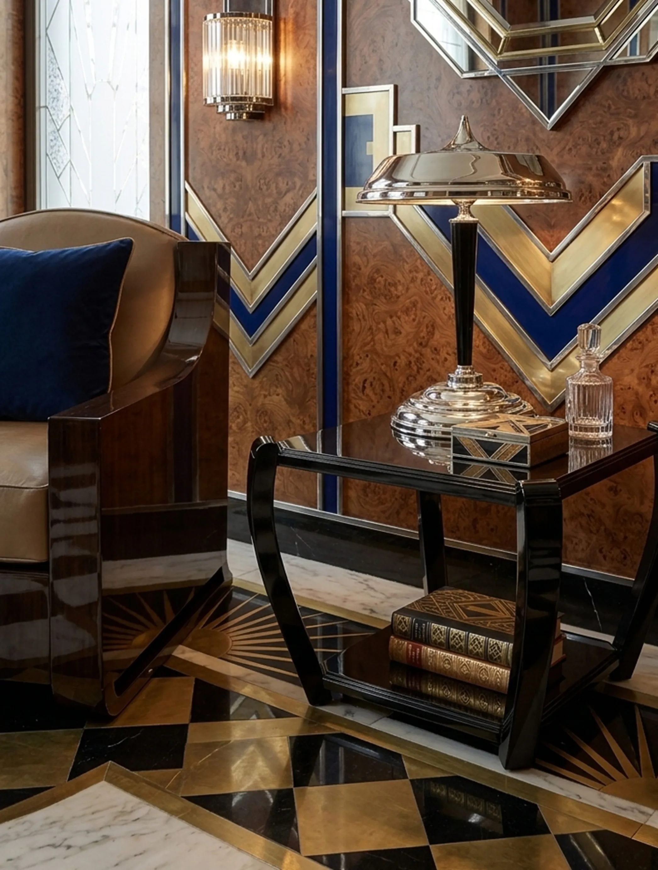 Dos mesitas antiguas con diseño elegante, perfectas para decorar