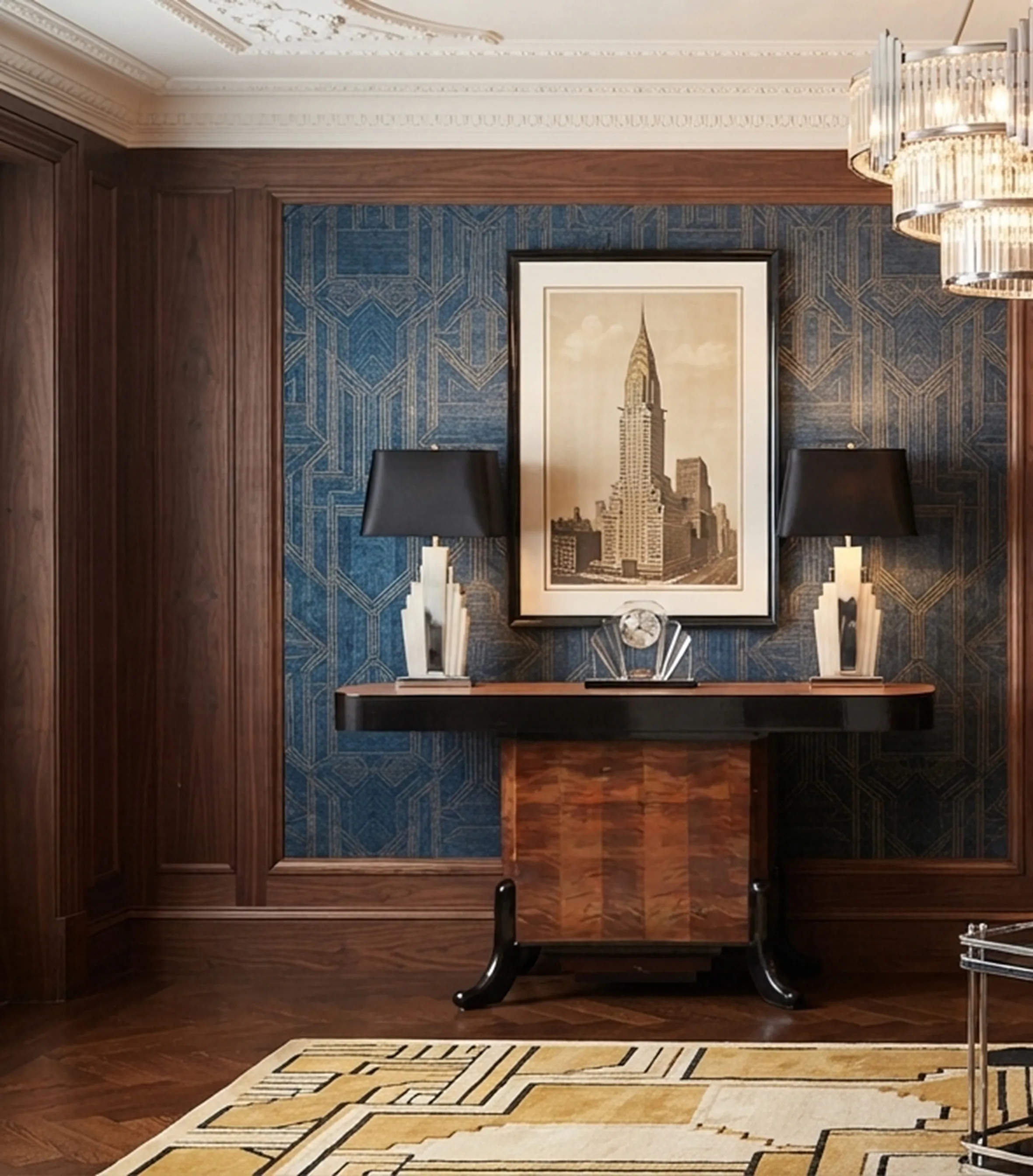 consolle antiche in un ambiente elegante con lampade e arte