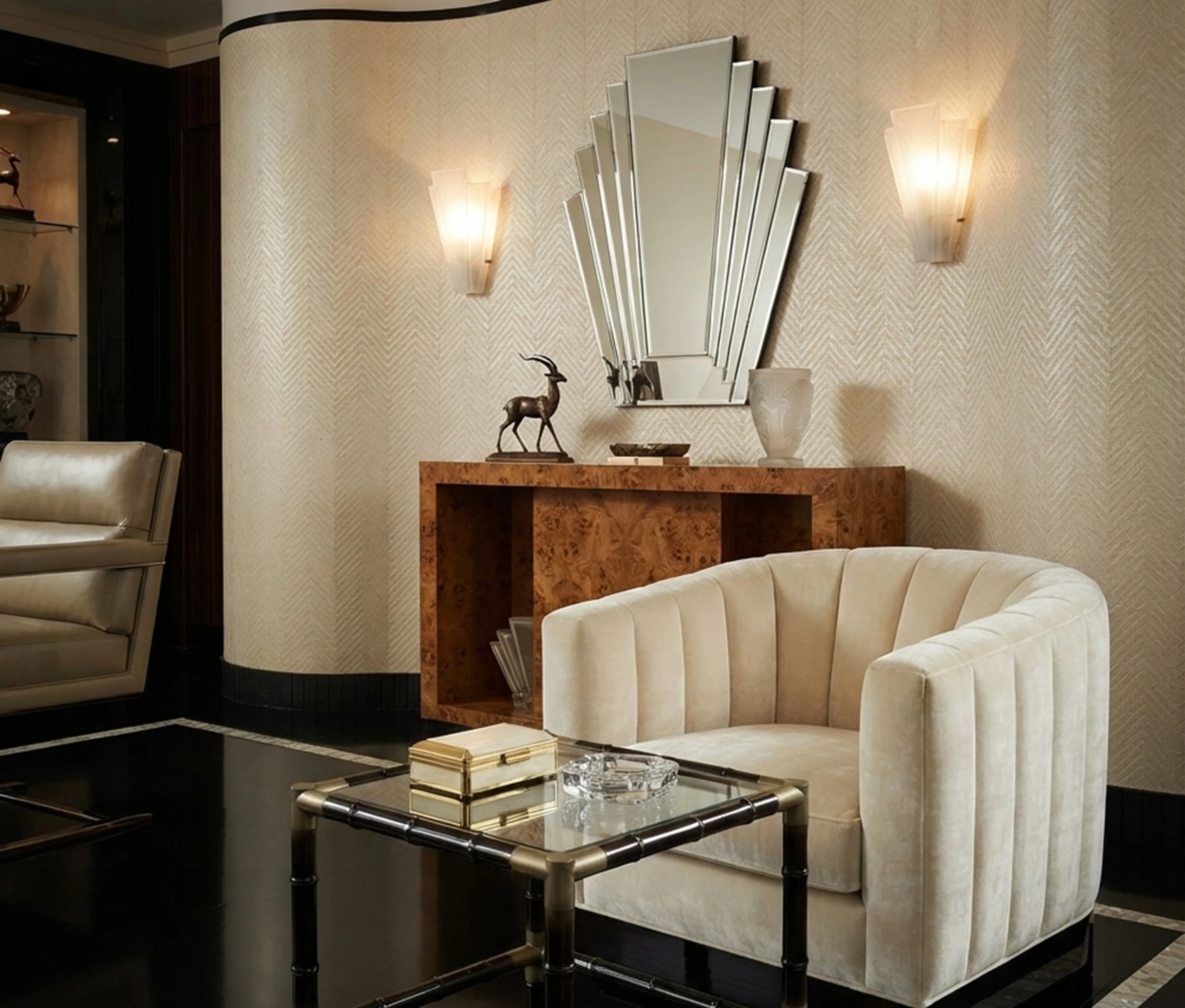 Tres mesas ratonas antiguas en un ambiente elegante con sillas y decoraciones
