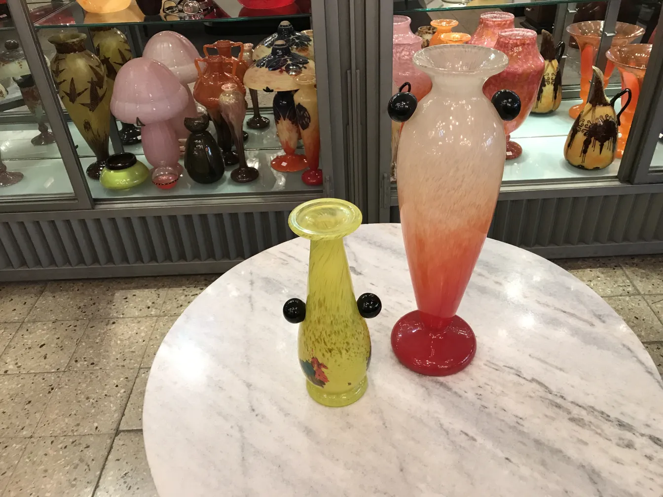 アンティークサイン入りグラス（Schneider）は赤とオレンジのグラデーションです。