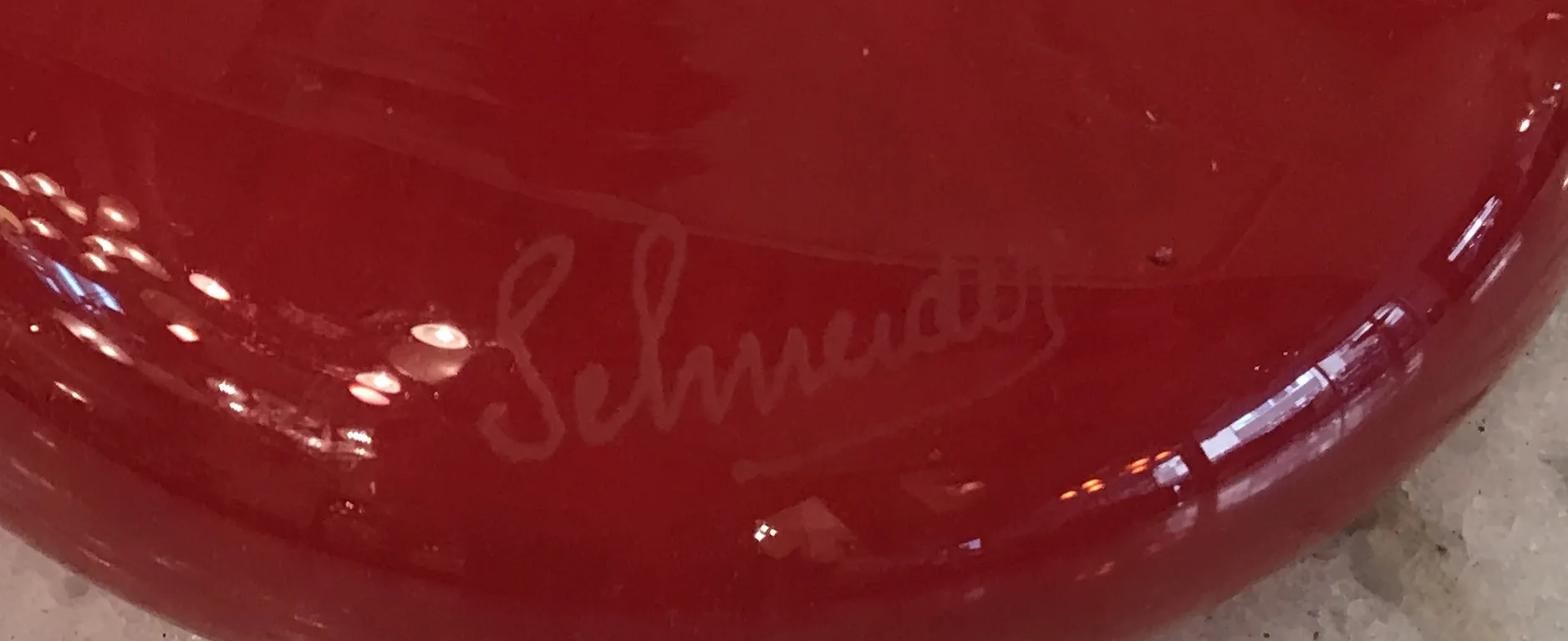 アンティークサイン入りグラス（Schneider）は赤とオレンジのグラデーションです。