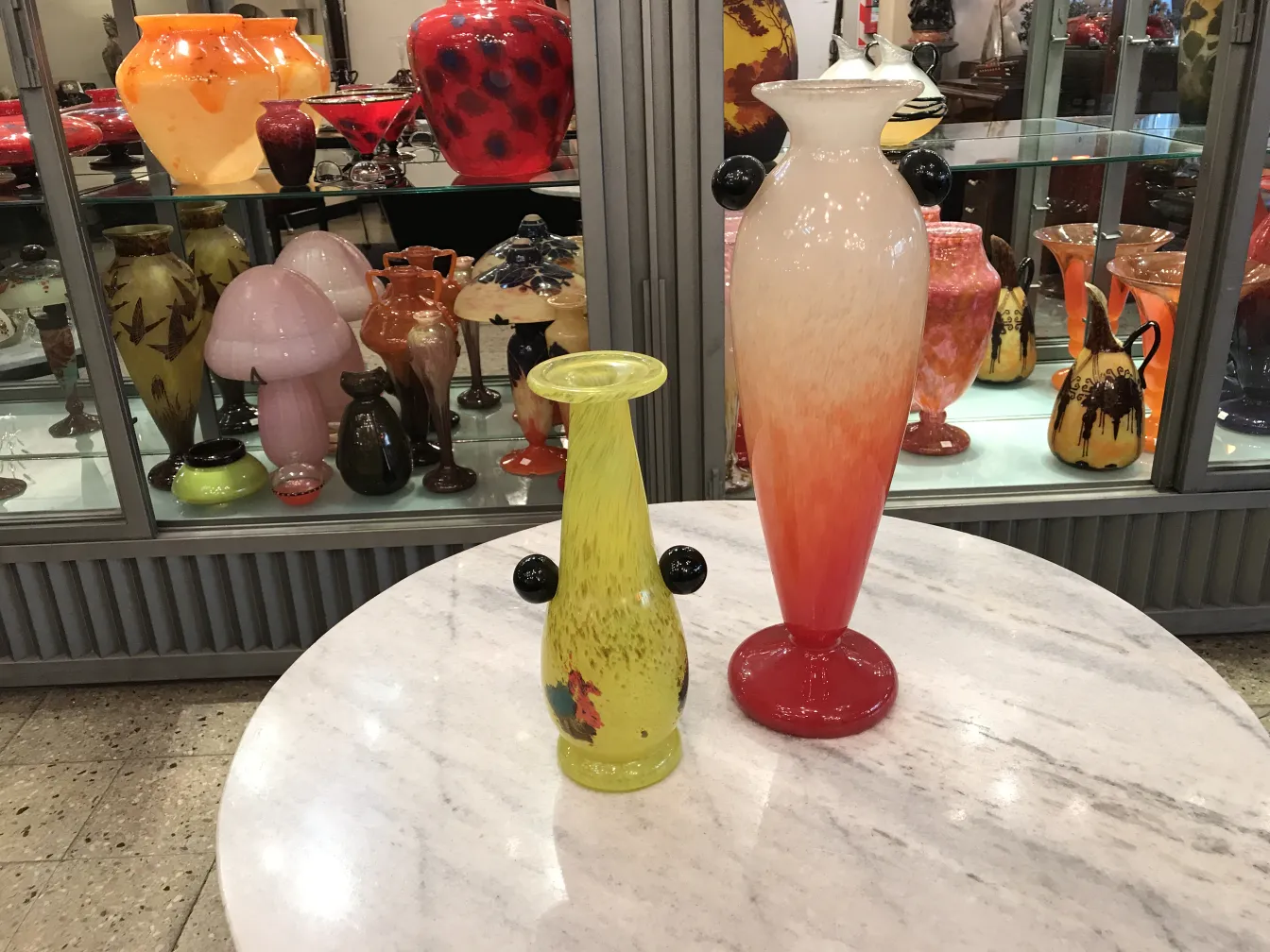 Antiguo vidrio firmado Schneider con degradado rojo y naranja.