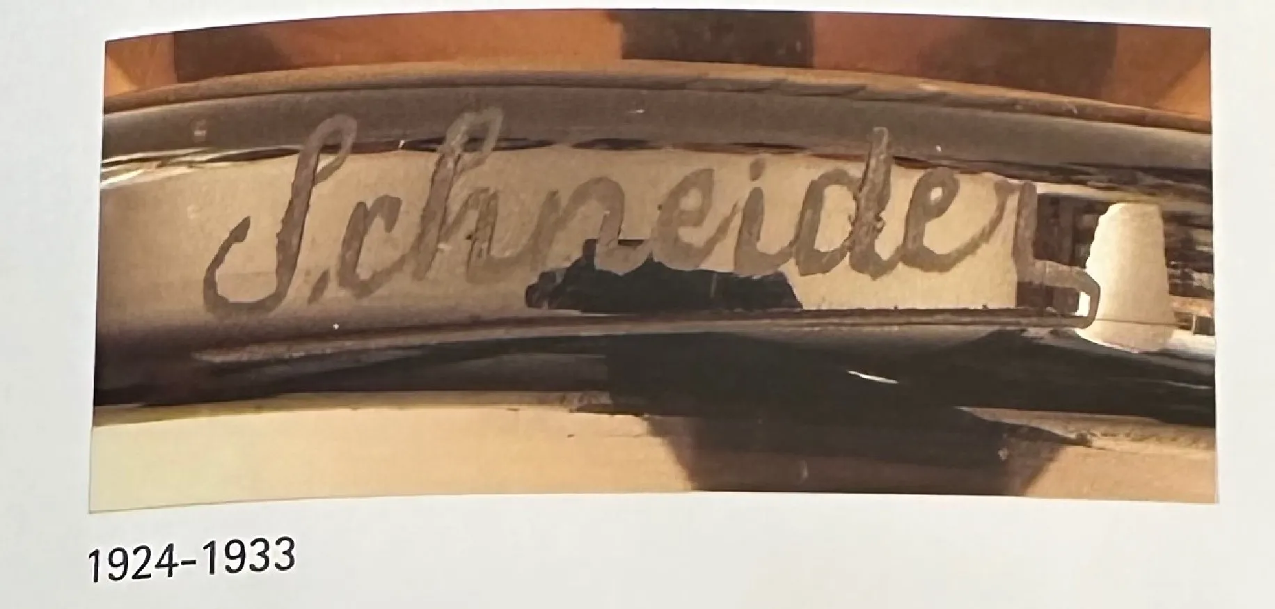 アンティークサイン入りグラス（Schneider）は赤とオレンジのグラデーションです。