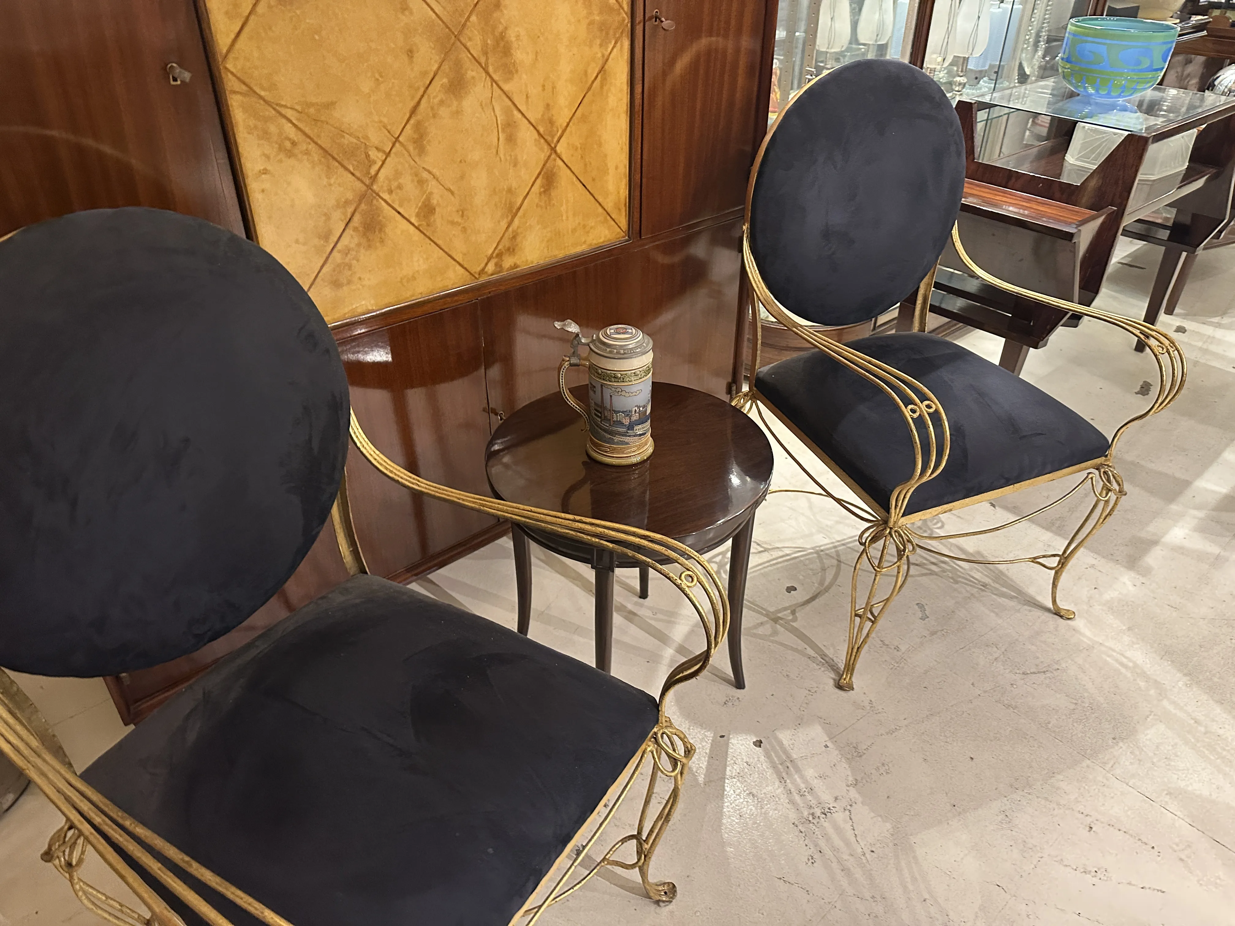 Deux chaises anciennes avec céramique décorative