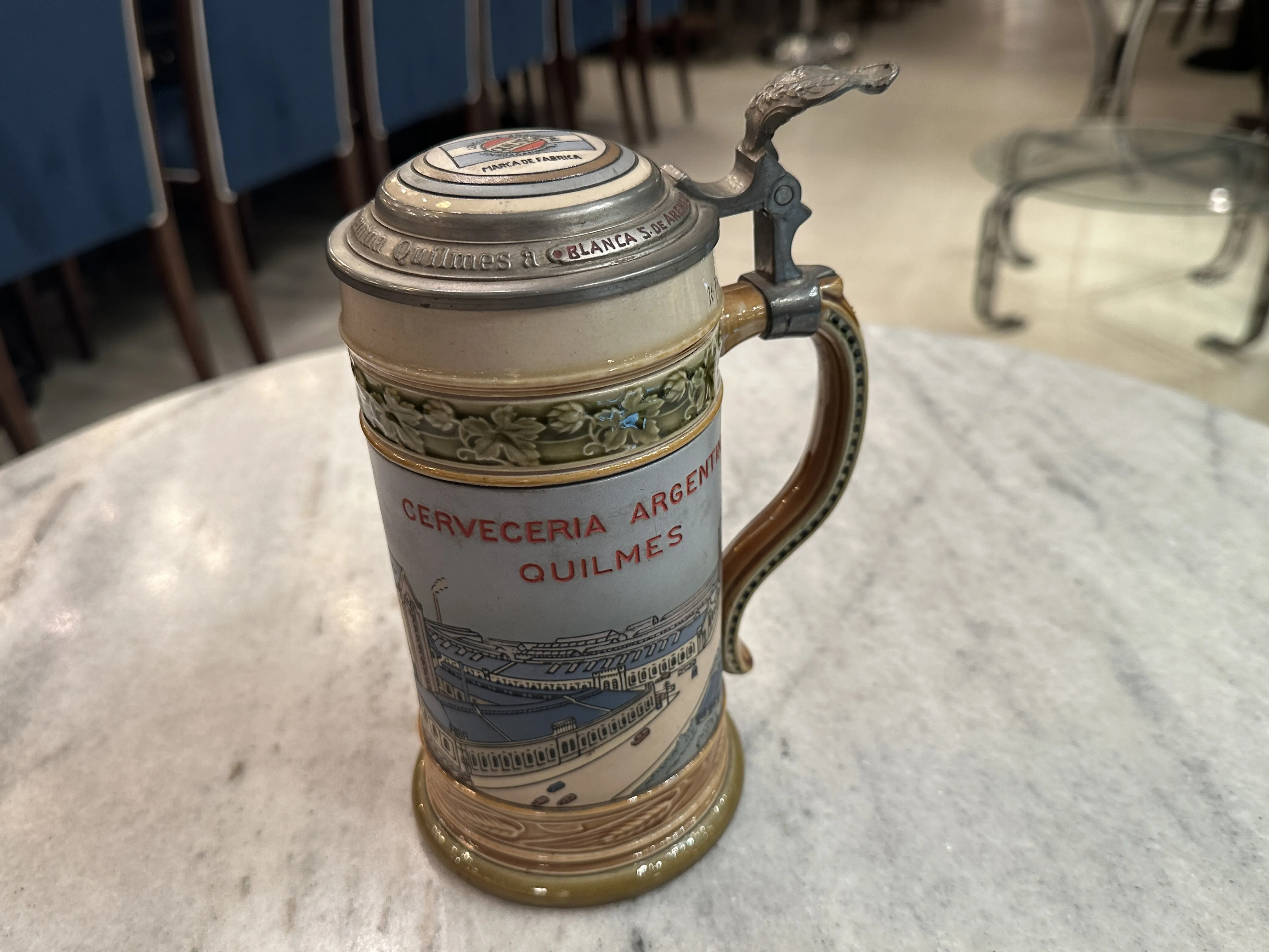 Boccale di birra in ceramica antica argentina con design di birreria
