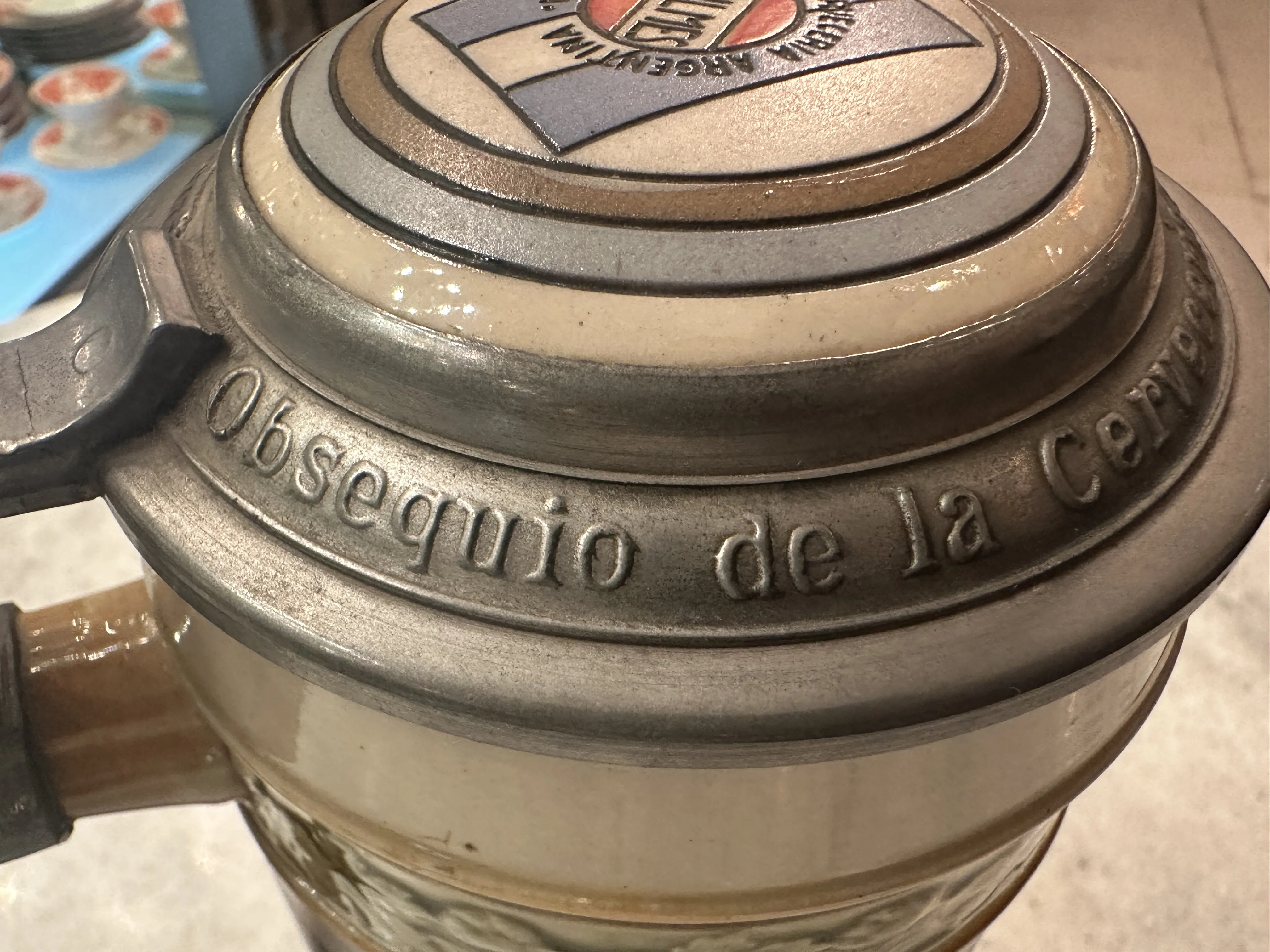 带有铭 inscription 的古董陶瓷器皿的盖子